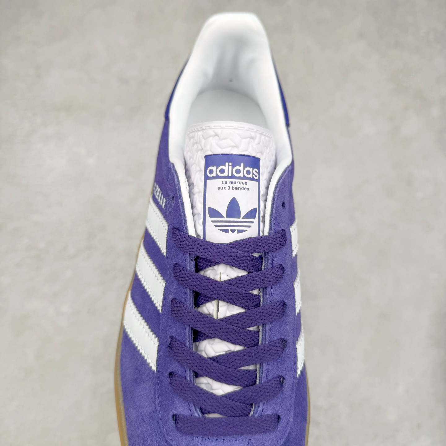 图片[5]-AD Originals Gazelle Bold W 羚羊松糕系列复古百搭厚底增高低帮休闲运动板鞋 IE0419 新的一年就要换新的打扮啦！除了设定变美、健身、减肥等目标外，你已经可以利用鞋子来“偷偷改善身材比例”的愿望了！ 因为有一句话。身高不够。鞋子来凑~赶快入手以下各大运动品牌最新推出的“厚底增高运动鞋”吧。 是最好穿最百搭的长腿神器。 重点是……不仅价格不错～鞋子也不错啊！Originals的Gazelle Bold鞋款打造出「超厚底版本」！延续流线鞋型、经典麂皮材质、白色三条线和侧面烫金标志的复古外型，奶油白鞋底高度直接乘3，出门搭上它，保证一路步步高升。尺码：36 36⅔ 37⅓ 38 38⅔ 39⅓ 40 40.5 41 42-选品中心