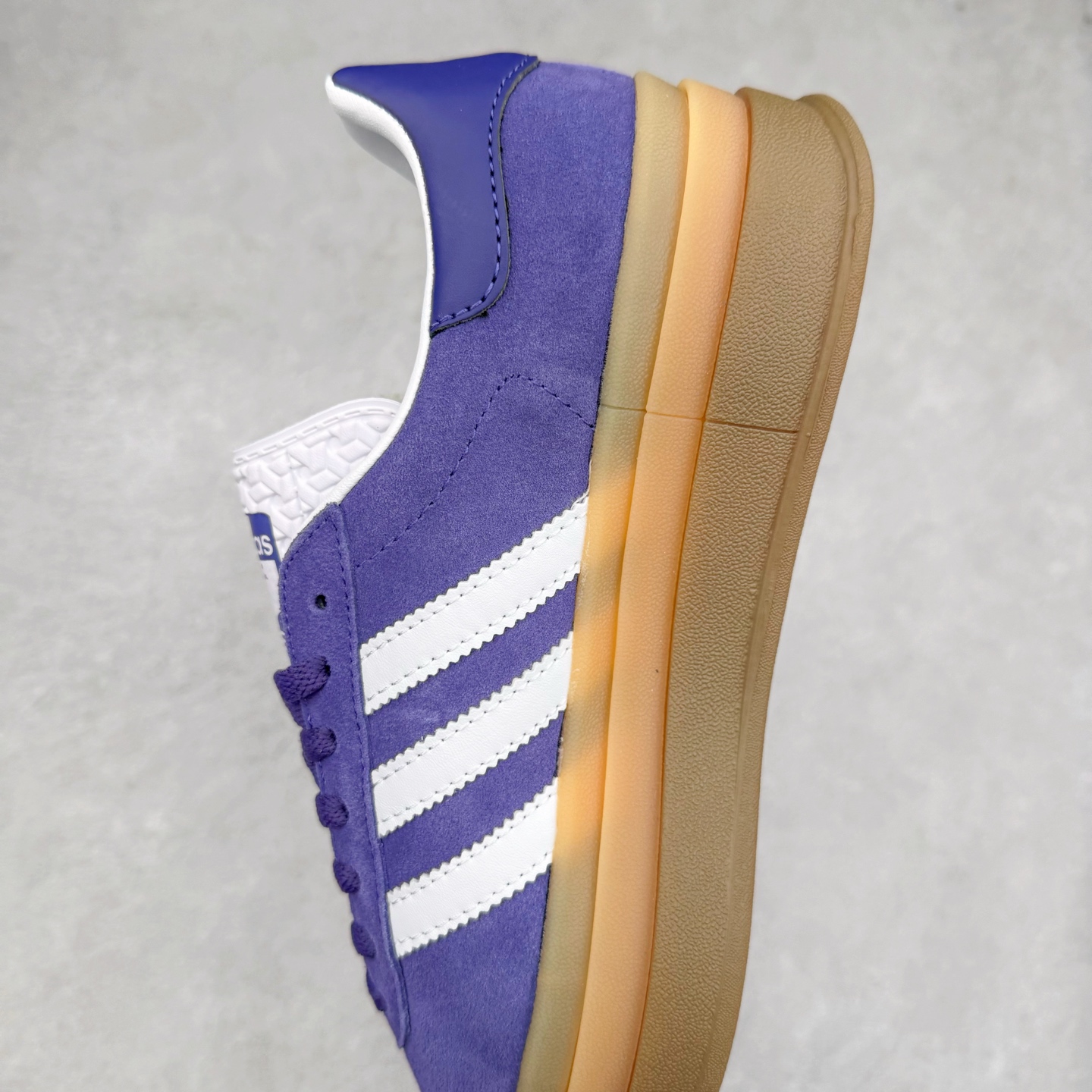 图片[7]-AD Originals Gazelle Bold W 羚羊松糕系列复古百搭厚底增高低帮休闲运动板鞋 IE0419 新的一年就要换新的打扮啦！除了设定变美、健身、减肥等目标外，你已经可以利用鞋子来“偷偷改善身材比例”的愿望了！ 因为有一句话。身高不够。鞋子来凑~赶快入手以下各大运动品牌最新推出的“厚底增高运动鞋”吧。 是最好穿最百搭的长腿神器。 重点是……不仅价格不错～鞋子也不错啊！Originals的Gazelle Bold鞋款打造出「超厚底版本」！延续流线鞋型、经典麂皮材质、白色三条线和侧面烫金标志的复古外型，奶油白鞋底高度直接乘3，出门搭上它，保证一路步步高升。尺码：36 36⅔ 37⅓ 38 38⅔ 39⅓ 40 40.5 41 42-选品中心