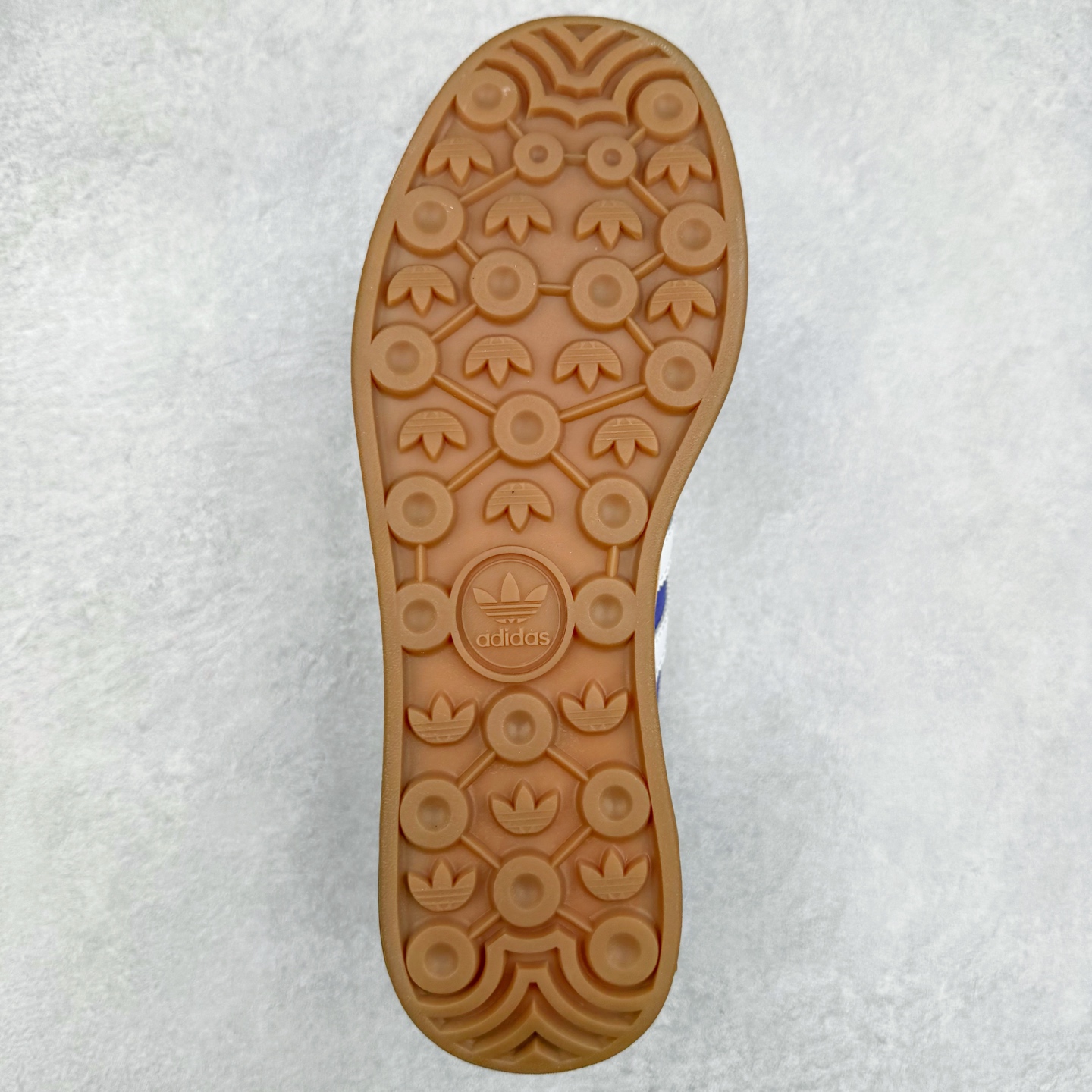 图片[9]-AD Originals Gazelle Bold W 羚羊松糕系列复古百搭厚底增高低帮休闲运动板鞋 IE0419 新的一年就要换新的打扮啦！除了设定变美、健身、减肥等目标外，你已经可以利用鞋子来“偷偷改善身材比例”的愿望了！ 因为有一句话。身高不够。鞋子来凑~赶快入手以下各大运动品牌最新推出的“厚底增高运动鞋”吧。 是最好穿最百搭的长腿神器。 重点是……不仅价格不错～鞋子也不错啊！Originals的Gazelle Bold鞋款打造出「超厚底版本」！延续流线鞋型、经典麂皮材质、白色三条线和侧面烫金标志的复古外型，奶油白鞋底高度直接乘3，出门搭上它，保证一路步步高升。尺码：36 36⅔ 37⅓ 38 38⅔ 39⅓ 40 40.5 41 42-选品中心