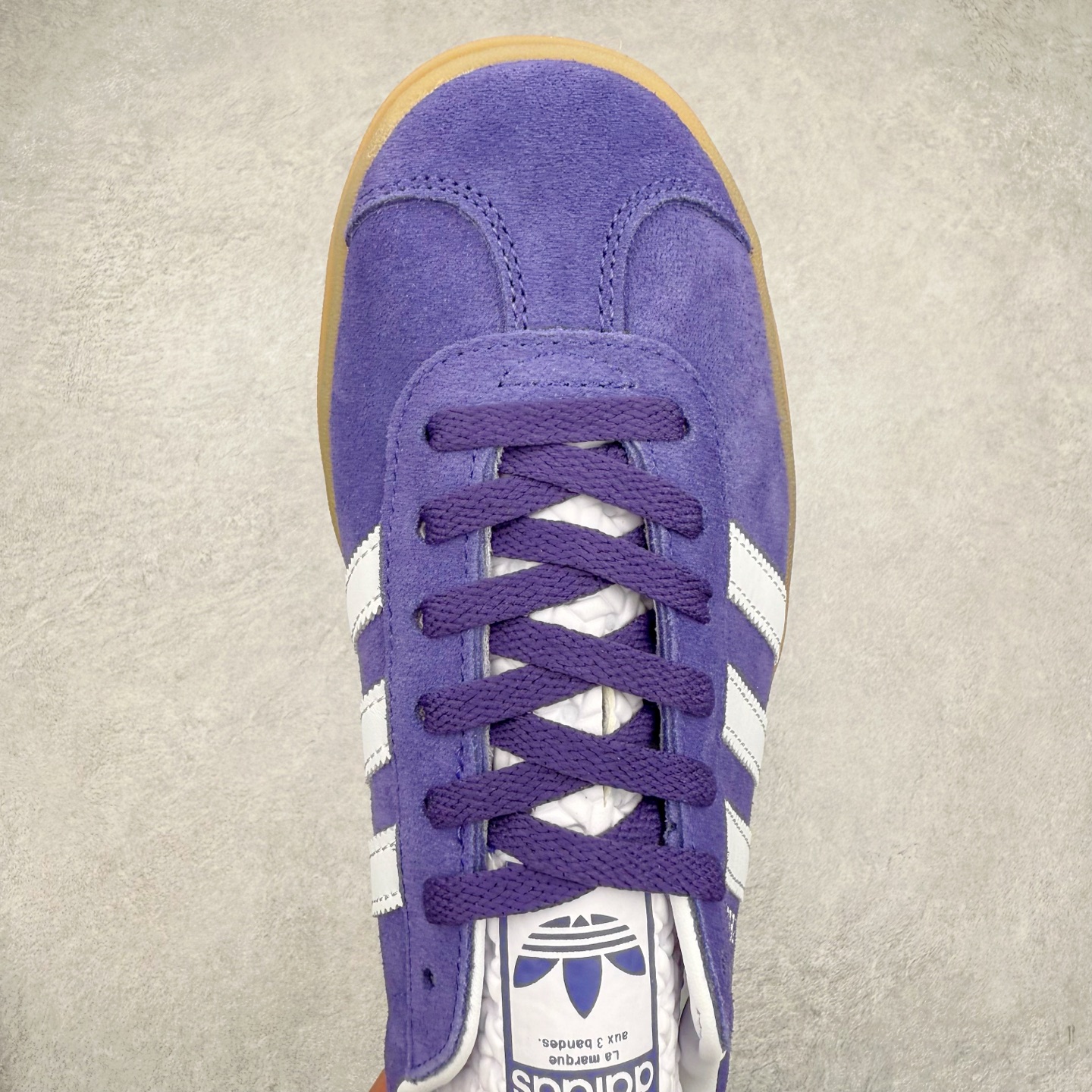 图片[4]-AD Originals Gazelle Bold W 羚羊松糕系列复古百搭厚底增高低帮休闲运动板鞋 IE0419 新的一年就要换新的打扮啦！除了设定变美、健身、减肥等目标外，你已经可以利用鞋子来“偷偷改善身材比例”的愿望了！ 因为有一句话。身高不够。鞋子来凑~赶快入手以下各大运动品牌最新推出的“厚底增高运动鞋”吧。 是最好穿最百搭的长腿神器。 重点是……不仅价格不错～鞋子也不错啊！Originals的Gazelle Bold鞋款打造出「超厚底版本」！延续流线鞋型、经典麂皮材质、白色三条线和侧面烫金标志的复古外型，奶油白鞋底高度直接乘3，出门搭上它，保证一路步步高升。尺码：36 36⅔ 37⅓ 38 38⅔ 39⅓ 40 40.5 41 42-选品中心