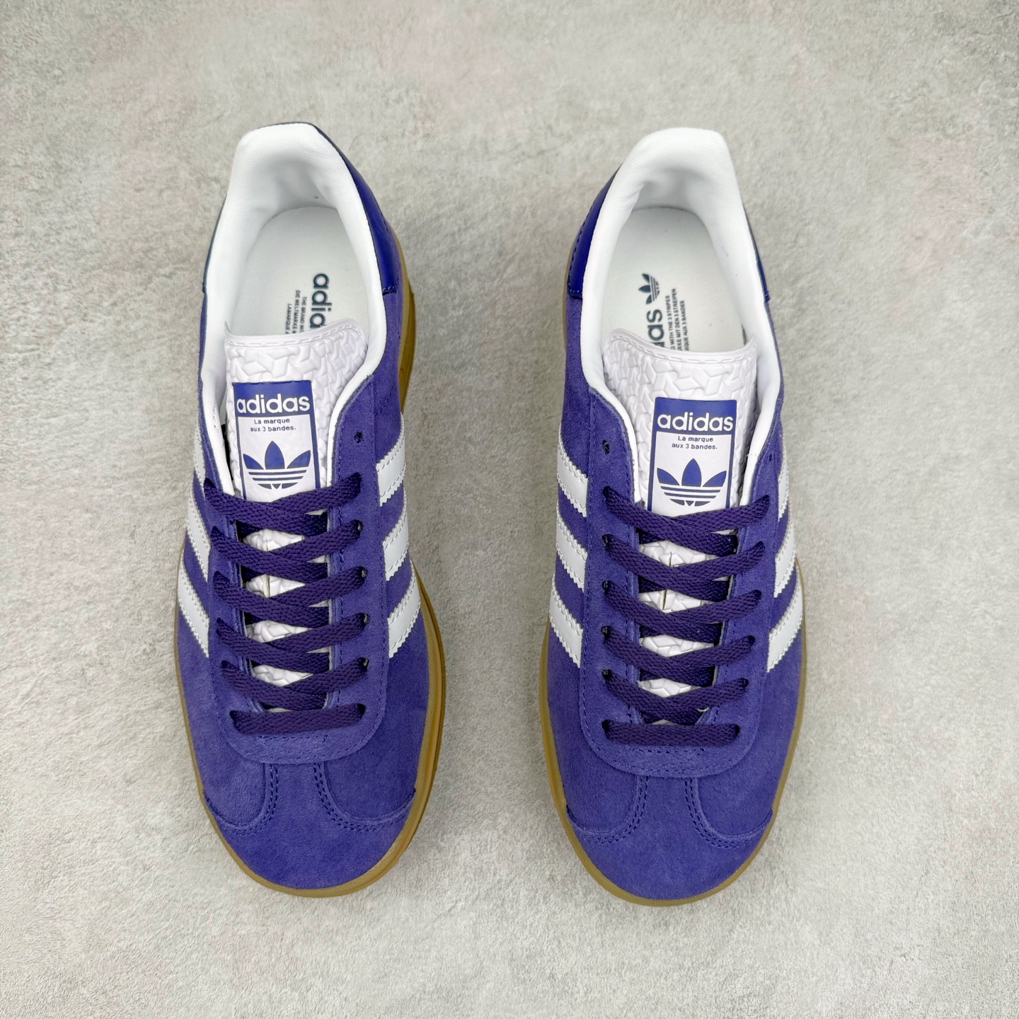 图片[2]-AD Originals Gazelle Bold W 羚羊松糕系列复古百搭厚底增高低帮休闲运动板鞋 IE0419 新的一年就要换新的打扮啦！除了设定变美、健身、减肥等目标外，你已经可以利用鞋子来“偷偷改善身材比例”的愿望了！ 因为有一句话。身高不够。鞋子来凑~赶快入手以下各大运动品牌最新推出的“厚底增高运动鞋”吧。 是最好穿最百搭的长腿神器。 重点是……不仅价格不错～鞋子也不错啊！Originals的Gazelle Bold鞋款打造出「超厚底版本」！延续流线鞋型、经典麂皮材质、白色三条线和侧面烫金标志的复古外型，奶油白鞋底高度直接乘3，出门搭上它，保证一路步步高升。尺码：36 36⅔ 37⅓ 38 38⅔ 39⅓ 40 40.5 41 42-选品中心