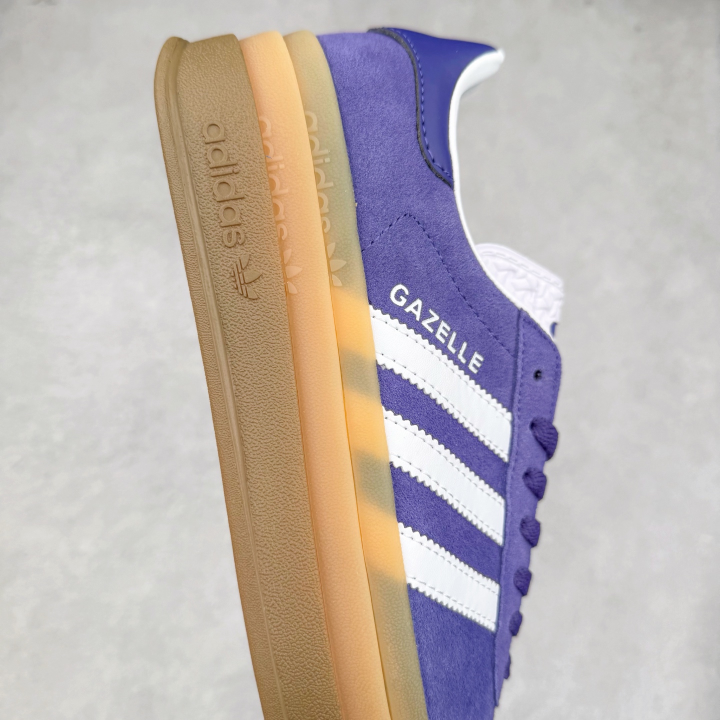 图片[6]-AD Originals Gazelle Bold W 羚羊松糕系列复古百搭厚底增高低帮休闲运动板鞋 IE0419 新的一年就要换新的打扮啦！除了设定变美、健身、减肥等目标外，你已经可以利用鞋子来“偷偷改善身材比例”的愿望了！ 因为有一句话。身高不够。鞋子来凑~赶快入手以下各大运动品牌最新推出的“厚底增高运动鞋”吧。 是最好穿最百搭的长腿神器。 重点是……不仅价格不错～鞋子也不错啊！Originals的Gazelle Bold鞋款打造出「超厚底版本」！延续流线鞋型、经典麂皮材质、白色三条线和侧面烫金标志的复古外型，奶油白鞋底高度直接乘3，出门搭上它，保证一路步步高升。尺码：36 36⅔ 37⅓ 38 38⅔ 39⅓ 40 40.5 41 42-选品中心