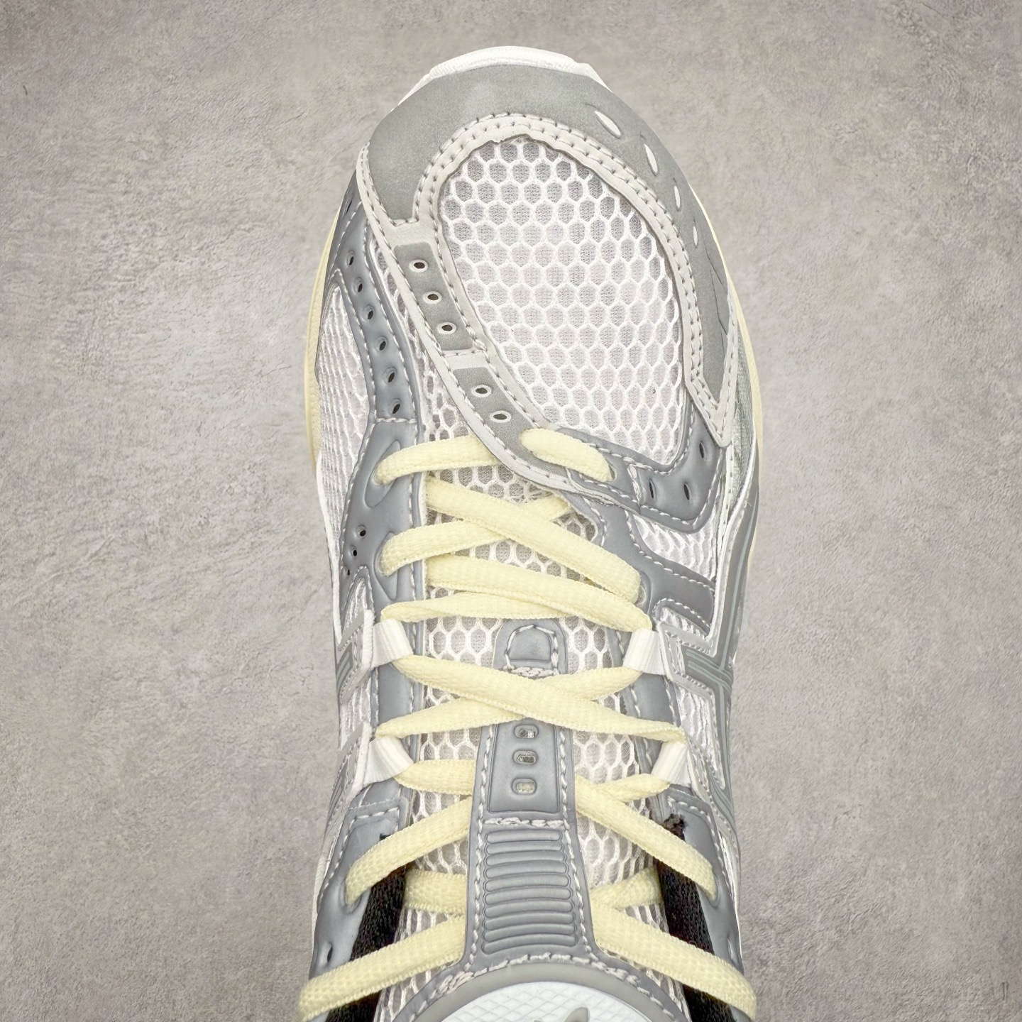 图片[4]-ASICS Gel-Nimbus 10.1 亚瑟士雨云10.1代系列轻量缓震休闲运动跑步鞋 近年来，运动鞋市场迎来了一个新的设计潮流：通过融合艺术与技术，赋予运动鞋更多的时尚元素和创新设计。作为市场中的领导者之一，ASICS（亚瑟士）一向以其技术创新和卓越的鞋款设计著称。而另一个前卫的实验鞋类品牌EMPTY BEHAVIOR，以其非凡的创意和探索，尤其对未来主义和非传统材料的热情撞击，从业界中脱颖而出。两者的合作，以推出特别版的GEL-NIMBUS™ 10.1鞋款——主题为“EVEN MY SHOE IS ART”为标志，为运动鞋设计涉入一个全新的高度。尺码：36 37 37.5 38 39 39.5 40.5 41.5 42 42.5 43.5 44 44.5 45-选品中心