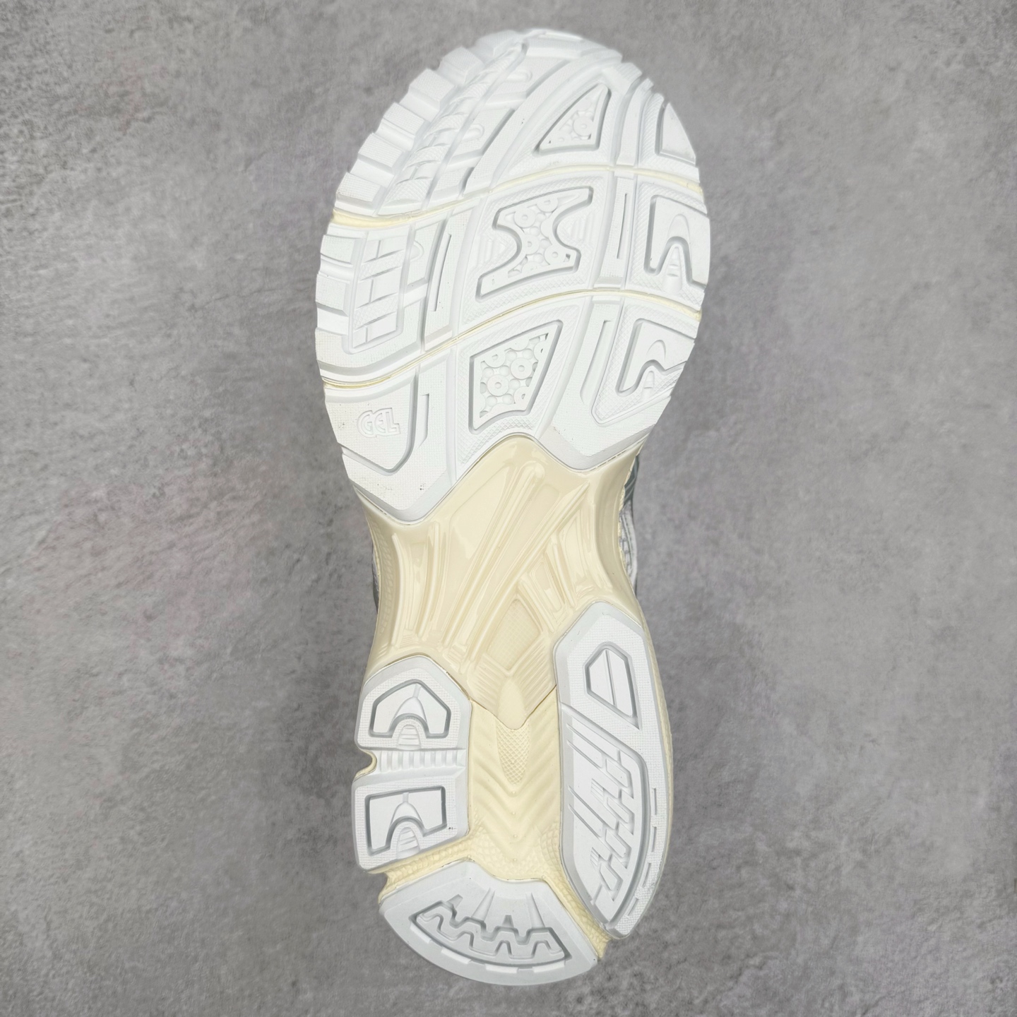 图片[9]-ASICS Gel-Nimbus 10.1 亚瑟士雨云10.1代系列轻量缓震休闲运动跑步鞋 近年来，运动鞋市场迎来了一个新的设计潮流：通过融合艺术与技术，赋予运动鞋更多的时尚元素和创新设计。作为市场中的领导者之一，ASICS（亚瑟士）一向以其技术创新和卓越的鞋款设计著称。而另一个前卫的实验鞋类品牌EMPTY BEHAVIOR，以其非凡的创意和探索，尤其对未来主义和非传统材料的热情撞击，从业界中脱颖而出。两者的合作，以推出特别版的GEL-NIMBUS™ 10.1鞋款——主题为“EVEN MY SHOE IS ART”为标志，为运动鞋设计涉入一个全新的高度。尺码：36 37 37.5 38 39 39.5 40.5 41.5 42 42.5 43.5 44 44.5 45-选品中心