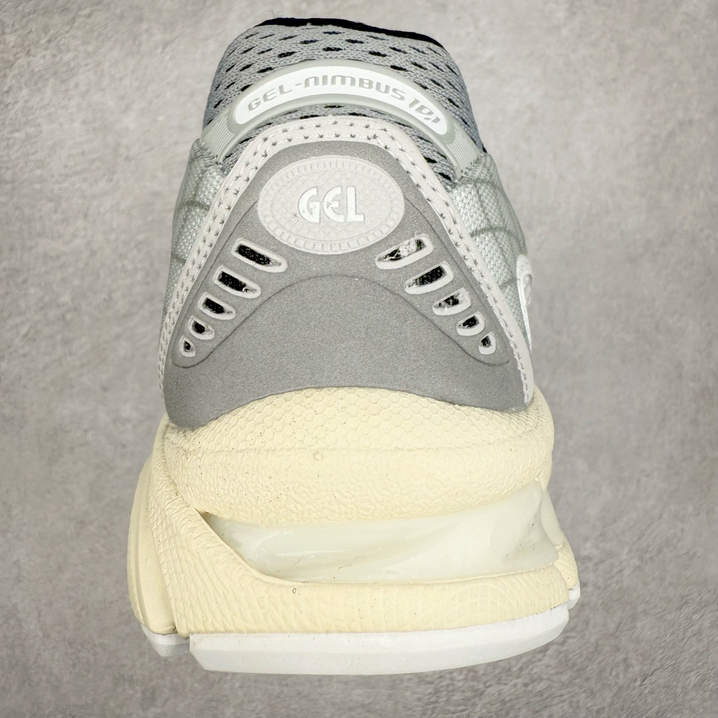 图片[8]-ASICS Gel-Nimbus 10.1 亚瑟士雨云10.1代系列轻量缓震休闲运动跑步鞋 近年来，运动鞋市场迎来了一个新的设计潮流：通过融合艺术与技术，赋予运动鞋更多的时尚元素和创新设计。作为市场中的领导者之一，ASICS（亚瑟士）一向以其技术创新和卓越的鞋款设计著称。而另一个前卫的实验鞋类品牌EMPTY BEHAVIOR，以其非凡的创意和探索，尤其对未来主义和非传统材料的热情撞击，从业界中脱颖而出。两者的合作，以推出特别版的GEL-NIMBUS™ 10.1鞋款——主题为“EVEN MY SHOE IS ART”为标志，为运动鞋设计涉入一个全新的高度。尺码：36 37 37.5 38 39 39.5 40.5 41.5 42 42.5 43.5 44 44.5 45-选品中心