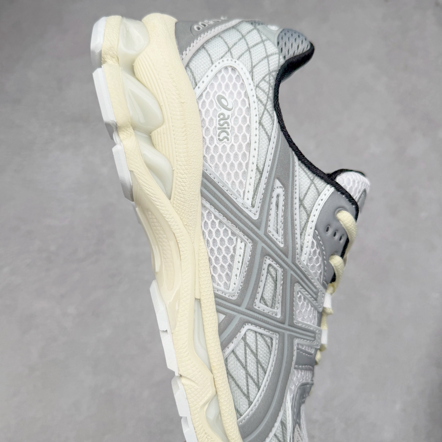 图片[6]-ASICS Gel-Nimbus 10.1 亚瑟士雨云10.1代系列轻量缓震休闲运动跑步鞋 近年来，运动鞋市场迎来了一个新的设计潮流：通过融合艺术与技术，赋予运动鞋更多的时尚元素和创新设计。作为市场中的领导者之一，ASICS（亚瑟士）一向以其技术创新和卓越的鞋款设计著称。而另一个前卫的实验鞋类品牌EMPTY BEHAVIOR，以其非凡的创意和探索，尤其对未来主义和非传统材料的热情撞击，从业界中脱颖而出。两者的合作，以推出特别版的GEL-NIMBUS™ 10.1鞋款——主题为“EVEN MY SHOE IS ART”为标志，为运动鞋设计涉入一个全新的高度。尺码：36 37 37.5 38 39 39.5 40.5 41.5 42 42.5 43.5 44 44.5 45-选品中心