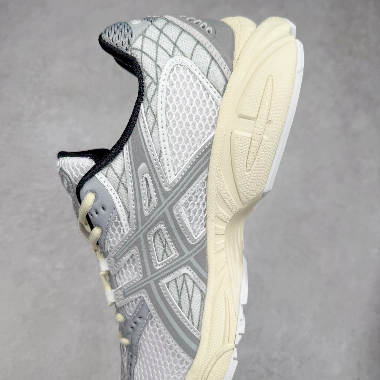 图片[7]-ASICS Gel-Nimbus 10.1 亚瑟士雨云10.1代系列轻量缓震休闲运动跑步鞋 近年来，运动鞋市场迎来了一个新的设计潮流：通过融合艺术与技术，赋予运动鞋更多的时尚元素和创新设计。作为市场中的领导者之一，ASICS（亚瑟士）一向以其技术创新和卓越的鞋款设计著称。而另一个前卫的实验鞋类品牌EMPTY BEHAVIOR，以其非凡的创意和探索，尤其对未来主义和非传统材料的热情撞击，从业界中脱颖而出。两者的合作，以推出特别版的GEL-NIMBUS™ 10.1鞋款——主题为“EVEN MY SHOE IS ART”为标志，为运动鞋设计涉入一个全新的高度。尺码：36 37 37.5 38 39 39.5 40.5 41.5 42 42.5 43.5 44 44.5 45-选品中心