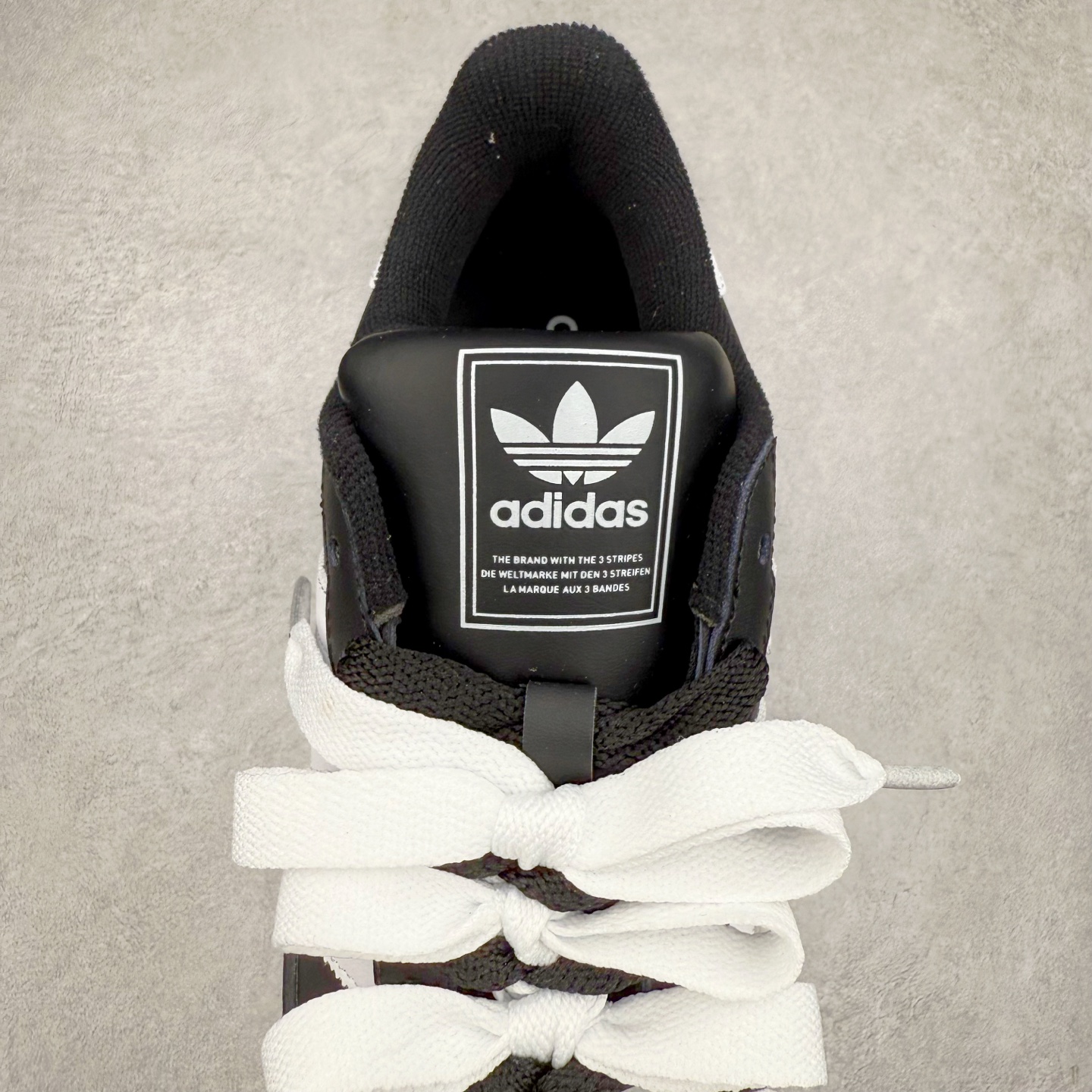 图片[5]-AD Originals Superstar 经典复古贝壳头板鞋 JI0079 诞生于1969年 是第一双将全皮面鞋 身与橡胶鞋头结合在一起的低帮篮球鞋 Superstar最开始 是作为高帮篮球鞋Pro Model的低帮版本而出现的 但因为其独特和醒目的橡胶鞋头造型而让大家熟知 被大家形象地称为\\\”shelltoe\\\”贝壳头 在70年代的美国职业篮球场上 接近3/4的NBA球员都将这双Superstar作为场上用鞋 80年代之后 经过不断的改良和发展 Superstar逐渐成为横跨时装、音乐、街头文化、休闲和运动等各大领域的时尚潮鞋 尺码：36 36.5 37 38 38.5 39 40 40.5 41 42 42.5 43 44 44.5 45-选品中心