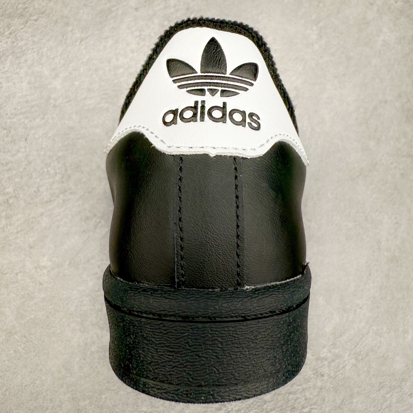 图片[8]-AD Originals Superstar 经典复古贝壳头板鞋 JI0079 诞生于1969年 是第一双将全皮面鞋 身与橡胶鞋头结合在一起的低帮篮球鞋 Superstar最开始 是作为高帮篮球鞋Pro Model的低帮版本而出现的 但因为其独特和醒目的橡胶鞋头造型而让大家熟知 被大家形象地称为\\\”shelltoe\\\”贝壳头 在70年代的美国职业篮球场上 接近3/4的NBA球员都将这双Superstar作为场上用鞋 80年代之后 经过不断的改良和发展 Superstar逐渐成为横跨时装、音乐、街头文化、休闲和运动等各大领域的时尚潮鞋 尺码：36 36.5 37 38 38.5 39 40 40.5 41 42 42.5 43 44 44.5 45-选品中心