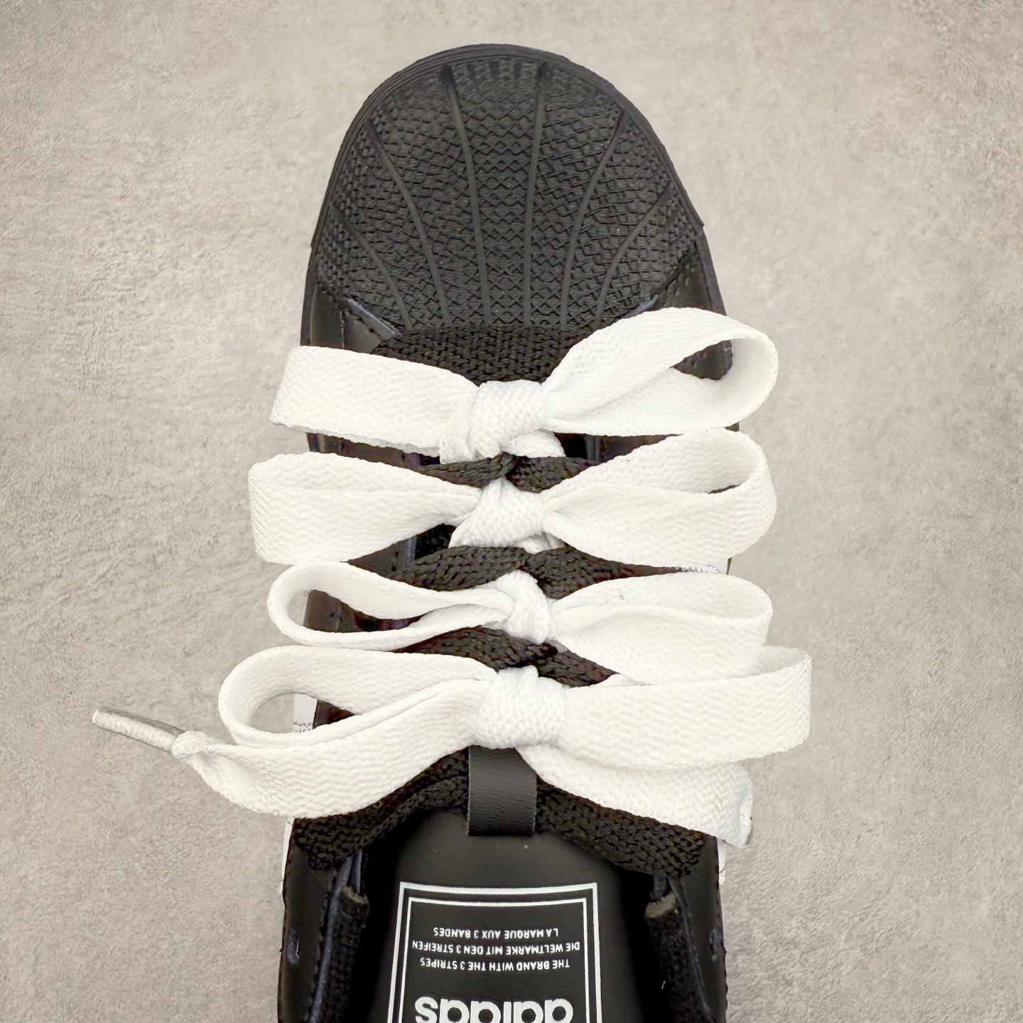 图片[4]-AD Originals Superstar 经典复古贝壳头板鞋 JI0079 诞生于1969年 是第一双将全皮面鞋 身与橡胶鞋头结合在一起的低帮篮球鞋 Superstar最开始 是作为高帮篮球鞋Pro Model的低帮版本而出现的 但因为其独特和醒目的橡胶鞋头造型而让大家熟知 被大家形象地称为\\\”shelltoe\\\”贝壳头 在70年代的美国职业篮球场上 接近3/4的NBA球员都将这双Superstar作为场上用鞋 80年代之后 经过不断的改良和发展 Superstar逐渐成为横跨时装、音乐、街头文化、休闲和运动等各大领域的时尚潮鞋 尺码：36 36.5 37 38 38.5 39 40 40.5 41 42 42.5 43 44 44.5 45-选品中心