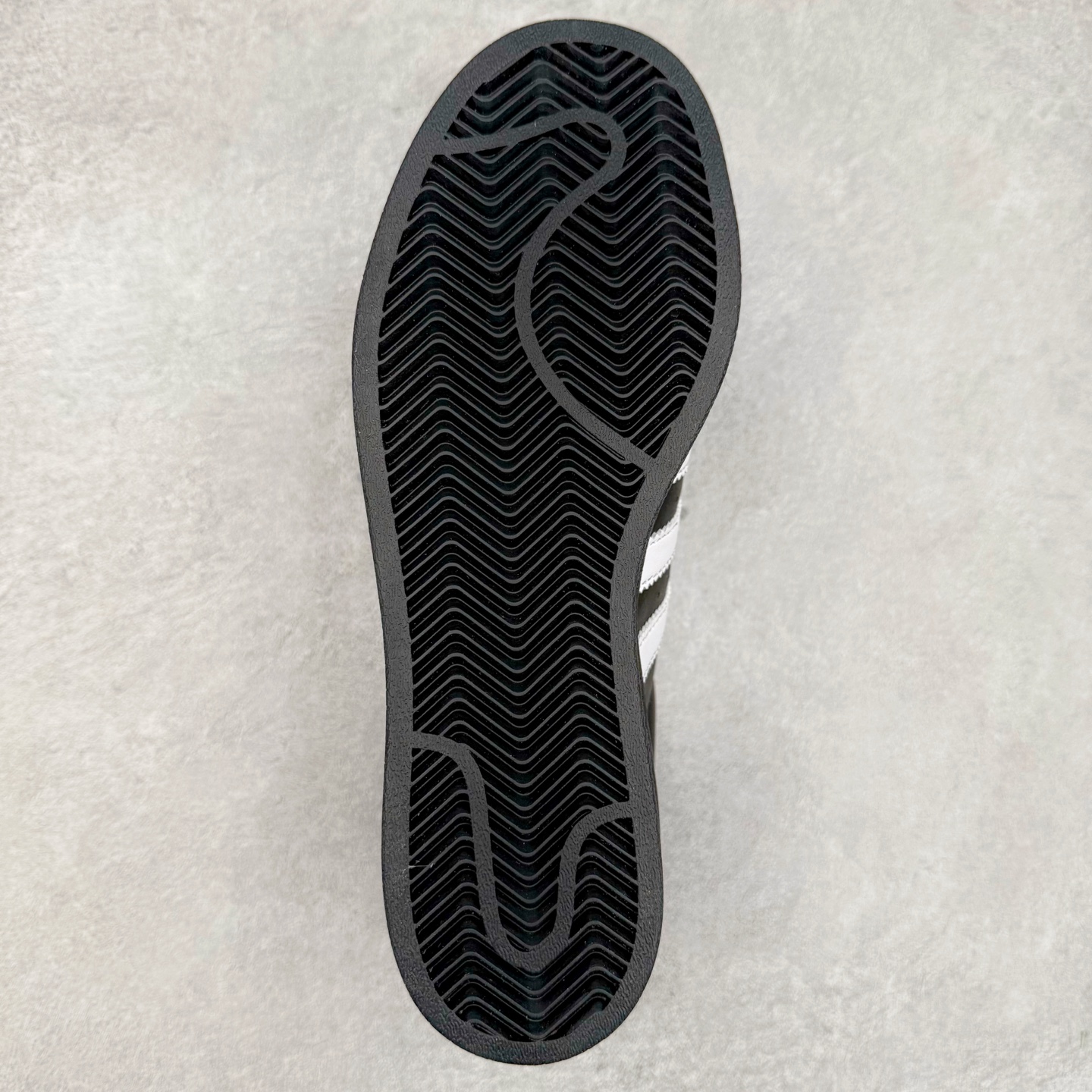 图片[9]-AD Originals Superstar 经典复古贝壳头板鞋 JI0079 诞生于1969年 是第一双将全皮面鞋 身与橡胶鞋头结合在一起的低帮篮球鞋 Superstar最开始 是作为高帮篮球鞋Pro Model的低帮版本而出现的 但因为其独特和醒目的橡胶鞋头造型而让大家熟知 被大家形象地称为\\\”shelltoe\\\”贝壳头 在70年代的美国职业篮球场上 接近3/4的NBA球员都将这双Superstar作为场上用鞋 80年代之后 经过不断的改良和发展 Superstar逐渐成为横跨时装、音乐、街头文化、休闲和运动等各大领域的时尚潮鞋 尺码：36 36.5 37 38 38.5 39 40 40.5 41 42 42.5 43 44 44.5 45-选品中心