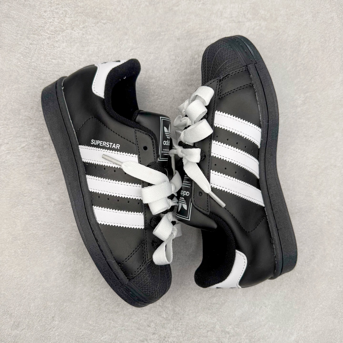 图片[3]-AD Originals Superstar 经典复古贝壳头板鞋 JI0079 诞生于1969年 是第一双将全皮面鞋 身与橡胶鞋头结合在一起的低帮篮球鞋 Superstar最开始 是作为高帮篮球鞋Pro Model的低帮版本而出现的 但因为其独特和醒目的橡胶鞋头造型而让大家熟知 被大家形象地称为\\\”shelltoe\\\”贝壳头 在70年代的美国职业篮球场上 接近3/4的NBA球员都将这双Superstar作为场上用鞋 80年代之后 经过不断的改良和发展 Superstar逐渐成为横跨时装、音乐、街头文化、休闲和运动等各大领域的时尚潮鞋 尺码：36 36.5 37 38 38.5 39 40 40.5 41 42 42.5 43 44 44.5 45-选品中心