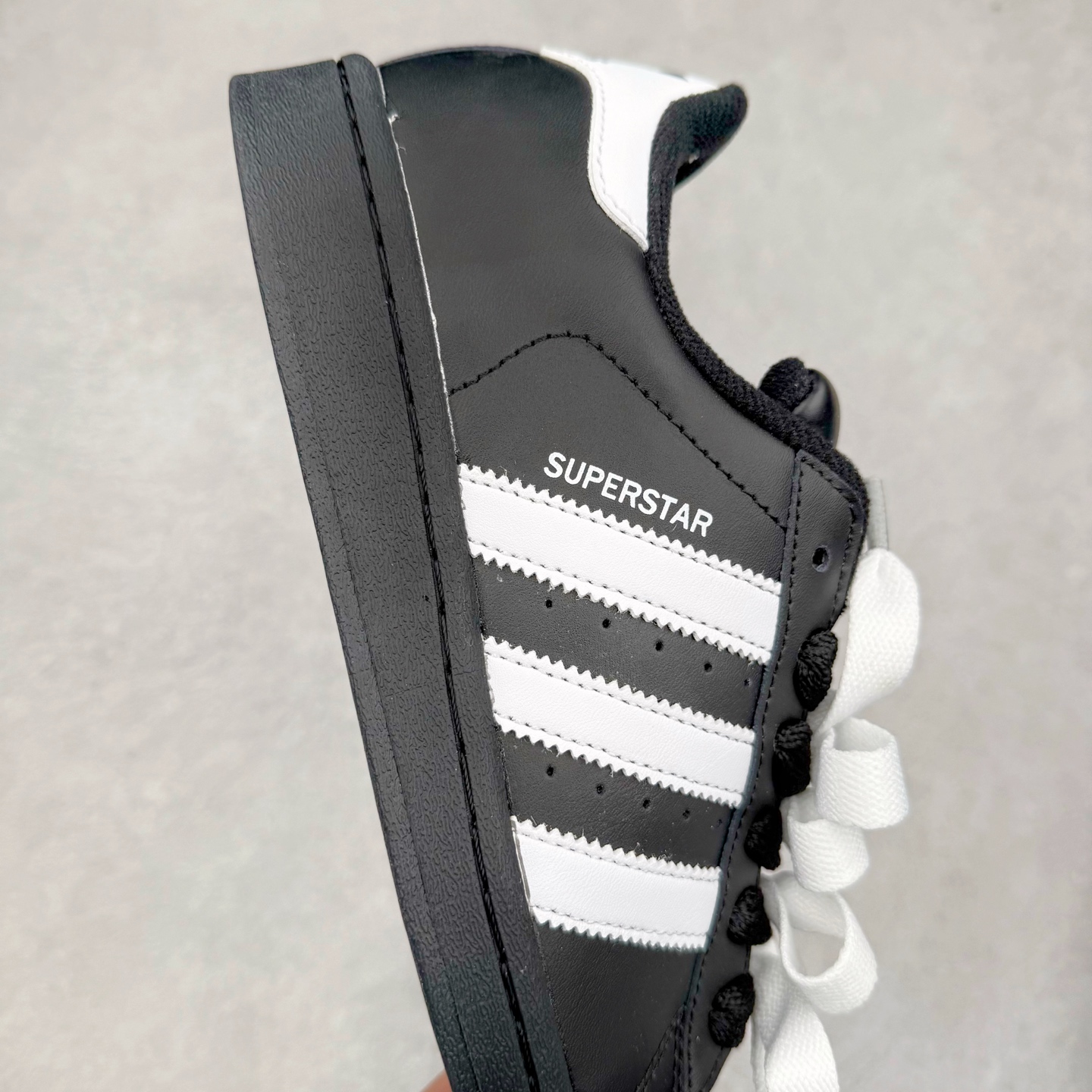 图片[6]-AD Originals Superstar 经典复古贝壳头板鞋 JI0079 诞生于1969年 是第一双将全皮面鞋 身与橡胶鞋头结合在一起的低帮篮球鞋 Superstar最开始 是作为高帮篮球鞋Pro Model的低帮版本而出现的 但因为其独特和醒目的橡胶鞋头造型而让大家熟知 被大家形象地称为\\\”shelltoe\\\”贝壳头 在70年代的美国职业篮球场上 接近3/4的NBA球员都将这双Superstar作为场上用鞋 80年代之后 经过不断的改良和发展 Superstar逐渐成为横跨时装、音乐、街头文化、休闲和运动等各大领域的时尚潮鞋 尺码：36 36.5 37 38 38.5 39 40 40.5 41 42 42.5 43 44 44.5 45-选品中心
