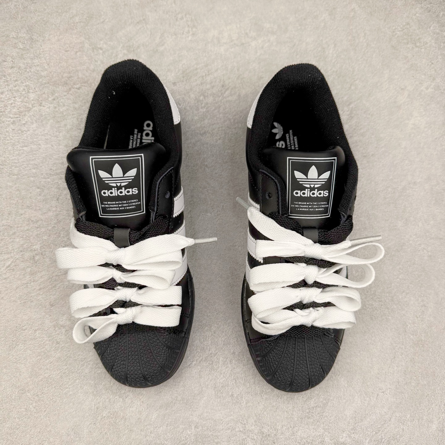 图片[2]-AD Originals Superstar 经典复古贝壳头板鞋 JI0079 诞生于1969年 是第一双将全皮面鞋 身与橡胶鞋头结合在一起的低帮篮球鞋 Superstar最开始 是作为高帮篮球鞋Pro Model的低帮版本而出现的 但因为其独特和醒目的橡胶鞋头造型而让大家熟知 被大家形象地称为\\\”shelltoe\\\”贝壳头 在70年代的美国职业篮球场上 接近3/4的NBA球员都将这双Superstar作为场上用鞋 80年代之后 经过不断的改良和发展 Superstar逐渐成为横跨时装、音乐、街头文化、休闲和运动等各大领域的时尚潮鞋 尺码：36 36.5 37 38 38.5 39 40 40.5 41 42 42.5 43 44 44.5 45-选品中心