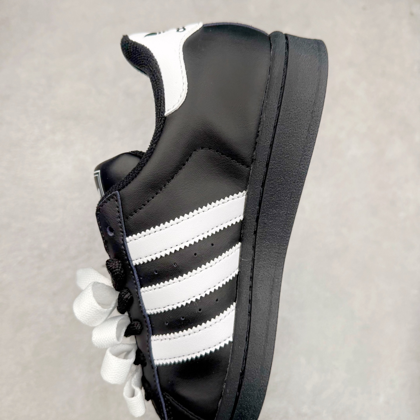 图片[7]-AD Originals Superstar 经典复古贝壳头板鞋 JI0079 诞生于1969年 是第一双将全皮面鞋 身与橡胶鞋头结合在一起的低帮篮球鞋 Superstar最开始 是作为高帮篮球鞋Pro Model的低帮版本而出现的 但因为其独特和醒目的橡胶鞋头造型而让大家熟知 被大家形象地称为\\\”shelltoe\\\”贝壳头 在70年代的美国职业篮球场上 接近3/4的NBA球员都将这双Superstar作为场上用鞋 80年代之后 经过不断的改良和发展 Superstar逐渐成为横跨时装、音乐、街头文化、休闲和运动等各大领域的时尚潮鞋 尺码：36 36.5 37 38 38.5 39 40 40.5 41 42 42.5 43 44 44.5 45-选品中心