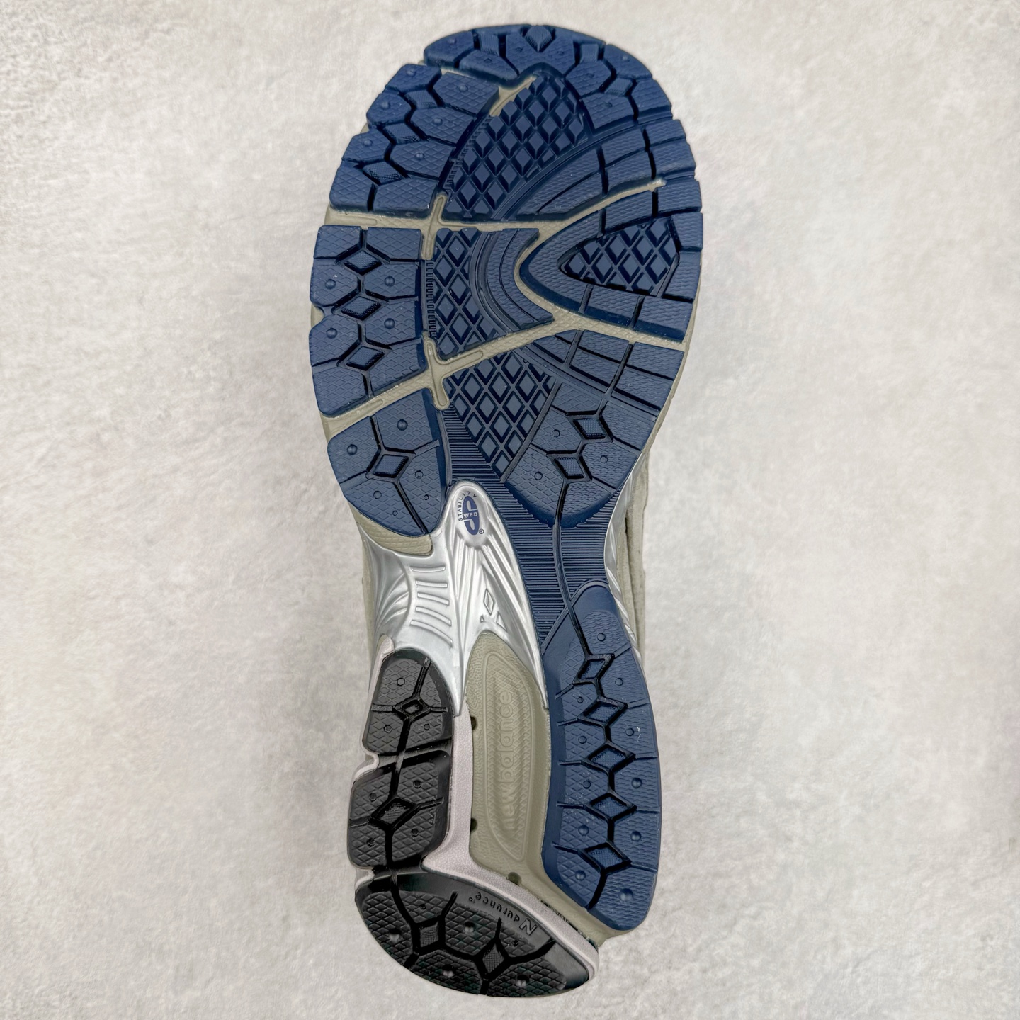 图片[9]-＃特价福利 New Balance NB2002系列 男女休闲慢跑鞋 必备的时髦单品之一 最新出的2002R系列 这款延续了经典科技 升级版N-ERGY缓震物料机能与材质上脚太舒适了 鞋面的柔软麂皮搭配尼龙网布 特别透气而且还复古感 不管是搭配牛仔裤还工装裤都是百搭！小红书众多博主上脚推荐！实拍调校N版已经零色差零失真 百分百还原实物色彩所见即所得 不存在货不对板色差等低级问题 选购参考实物拍摄 不混卖不参货 只用心做好货严格选品 承诺混一赔十 尺码：36 36.5 37 37.5 38 38.5 39.5 40 40.5 41.5 42 42.5 43 44 45-选品中心