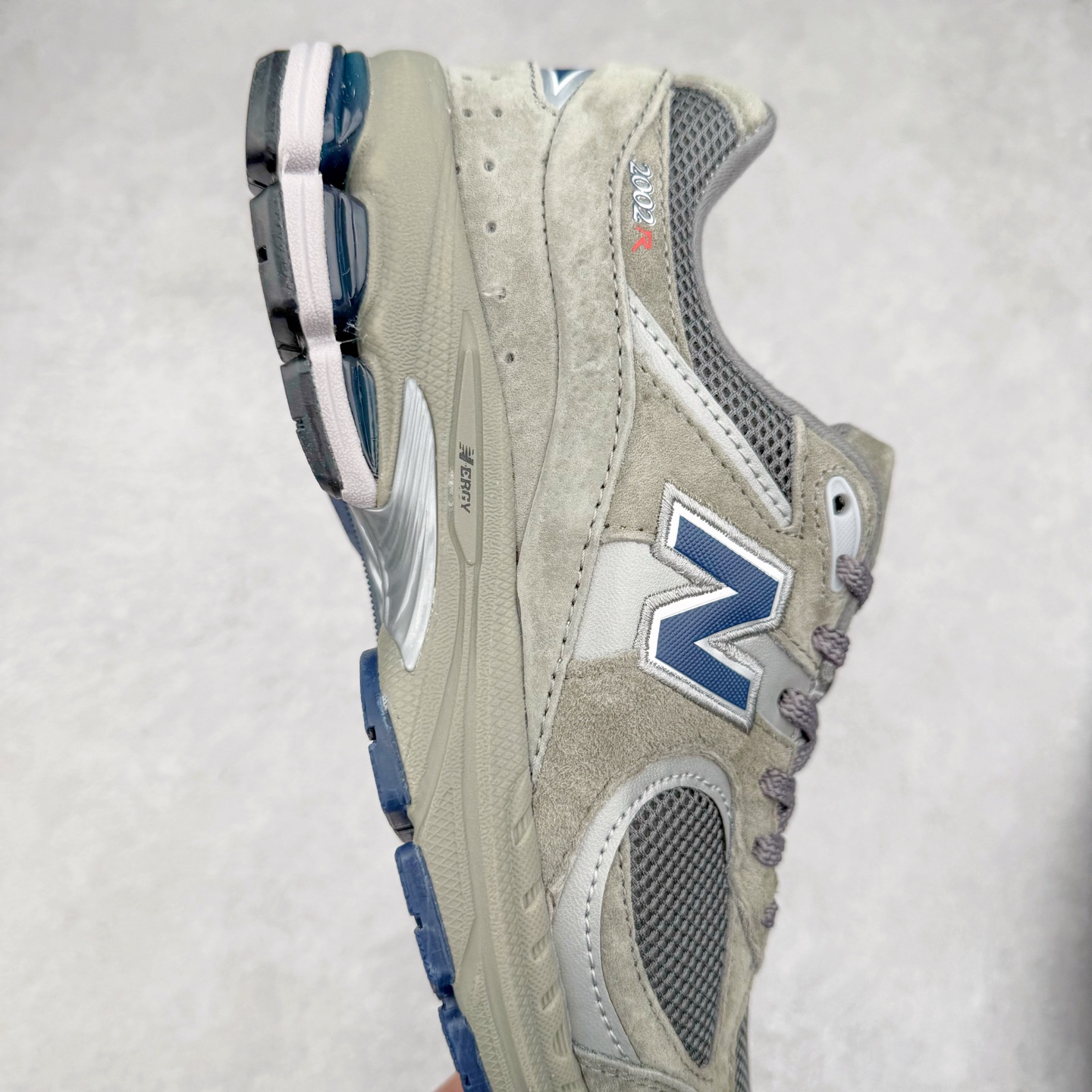 图片[6]-＃特价福利 New Balance NB2002系列 男女休闲慢跑鞋 必备的时髦单品之一 最新出的2002R系列 这款延续了经典科技 升级版N-ERGY缓震物料机能与材质上脚太舒适了 鞋面的柔软麂皮搭配尼龙网布 特别透气而且还复古感 不管是搭配牛仔裤还工装裤都是百搭！小红书众多博主上脚推荐！实拍调校N版已经零色差零失真 百分百还原实物色彩所见即所得 不存在货不对板色差等低级问题 选购参考实物拍摄 不混卖不参货 只用心做好货严格选品 承诺混一赔十 尺码：36 36.5 37 37.5 38 38.5 39.5 40 40.5 41.5 42 42.5 43 44 45-选品中心