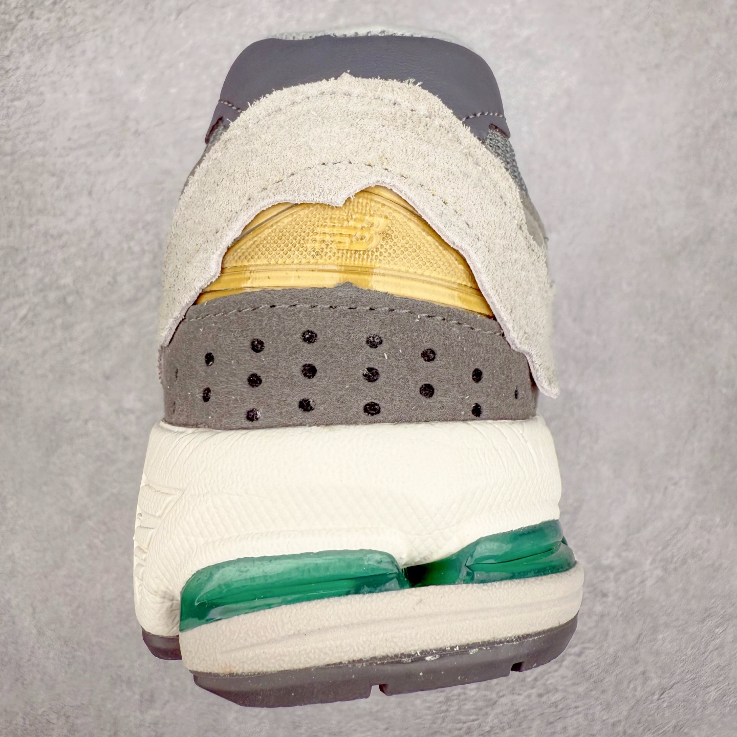 图片[8]-＃特价福利 New Balance NB2002系列 男女休闲慢跑鞋 必备的时髦单品之一 最新出的2002R系列 这款延续了经典科技 升级版N-ERGY缓震物料机能与材质上脚太舒适了 鞋面的柔软麂皮搭配尼龙网布 特别透气而且还复古感 不管是搭配牛仔裤还工装裤都是百搭！小红书众多博主上脚推荐！实拍调校N版已经零色差零失真 百分百还原实物色彩所见即所得 不存在货不对板色差等低级问题 选购参考实物拍摄 不混卖不参货 只用心做好货严格选品 承诺混一赔十 尺码：36 36.5 37 37.5 38 38.5 39.5 40 40.5 41.5 42 42.5 43 44 45-选品中心