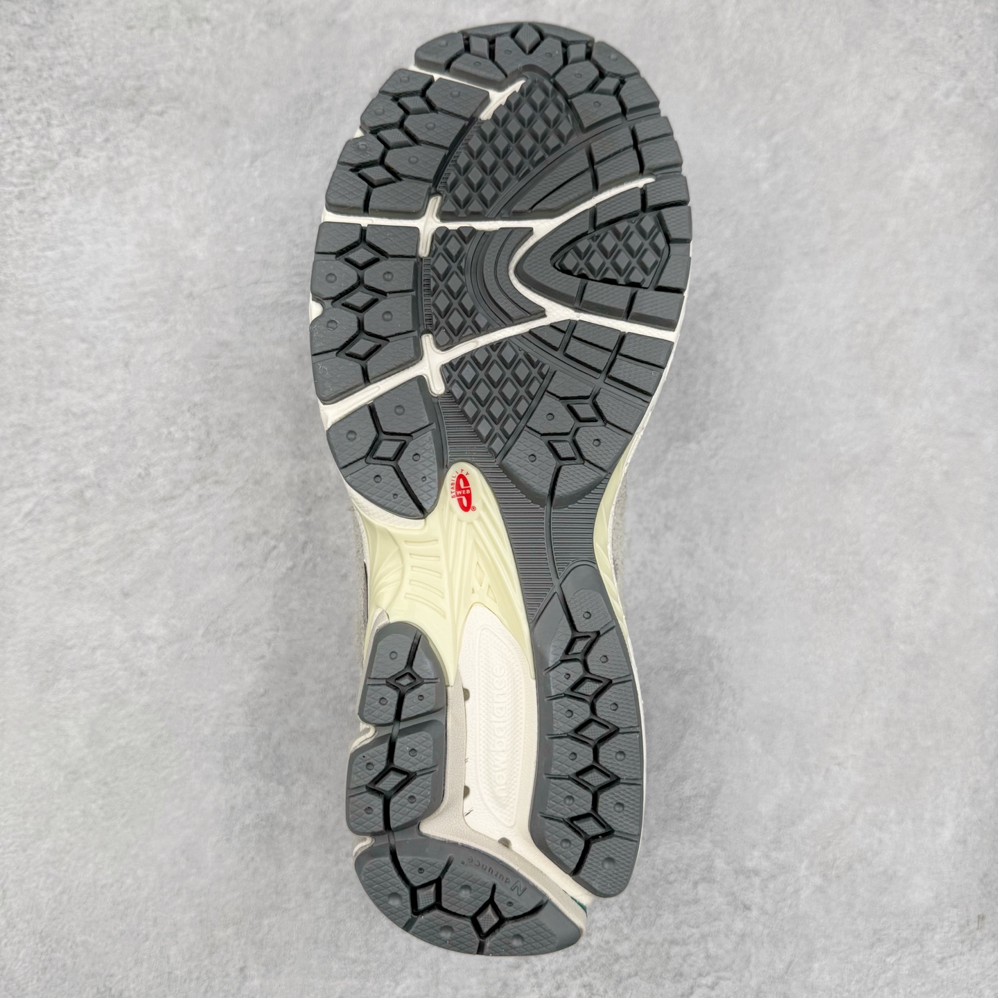 图片[9]-＃特价福利 New Balance NB2002系列 男女休闲慢跑鞋 必备的时髦单品之一 最新出的2002R系列 这款延续了经典科技 升级版N-ERGY缓震物料机能与材质上脚太舒适了 鞋面的柔软麂皮搭配尼龙网布 特别透气而且还复古感 不管是搭配牛仔裤还工装裤都是百搭！小红书众多博主上脚推荐！实拍调校N版已经零色差零失真 百分百还原实物色彩所见即所得 不存在货不对板色差等低级问题 选购参考实物拍摄 不混卖不参货 只用心做好货严格选品 承诺混一赔十 尺码：36 36.5 37 37.5 38 38.5 39.5 40 40.5 41.5 42 42.5 43 44 45-选品中心