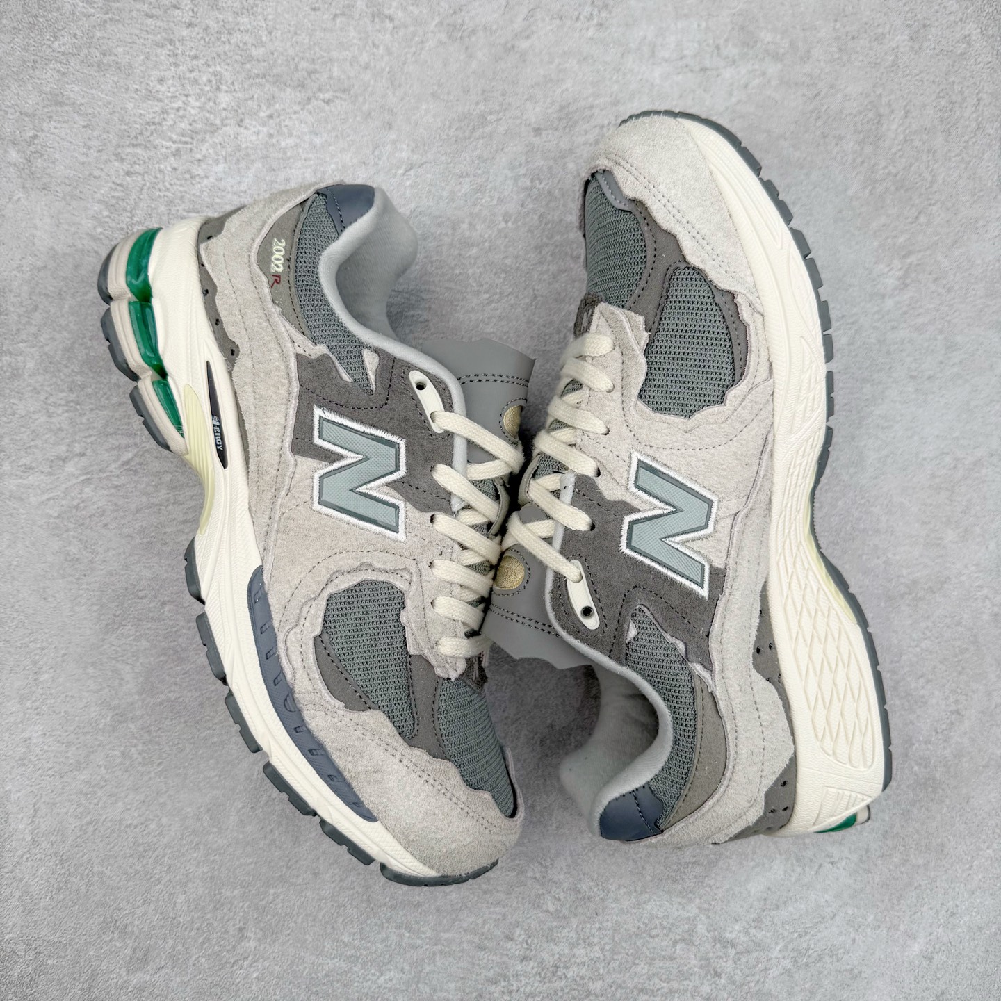 图片[3]-＃特价福利 New Balance NB2002系列 男女休闲慢跑鞋 必备的时髦单品之一 最新出的2002R系列 这款延续了经典科技 升级版N-ERGY缓震物料机能与材质上脚太舒适了 鞋面的柔软麂皮搭配尼龙网布 特别透气而且还复古感 不管是搭配牛仔裤还工装裤都是百搭！小红书众多博主上脚推荐！实拍调校N版已经零色差零失真 百分百还原实物色彩所见即所得 不存在货不对板色差等低级问题 选购参考实物拍摄 不混卖不参货 只用心做好货严格选品 承诺混一赔十 尺码：36 36.5 37 37.5 38 38.5 39.5 40 40.5 41.5 42 42.5 43 44 45-选品中心