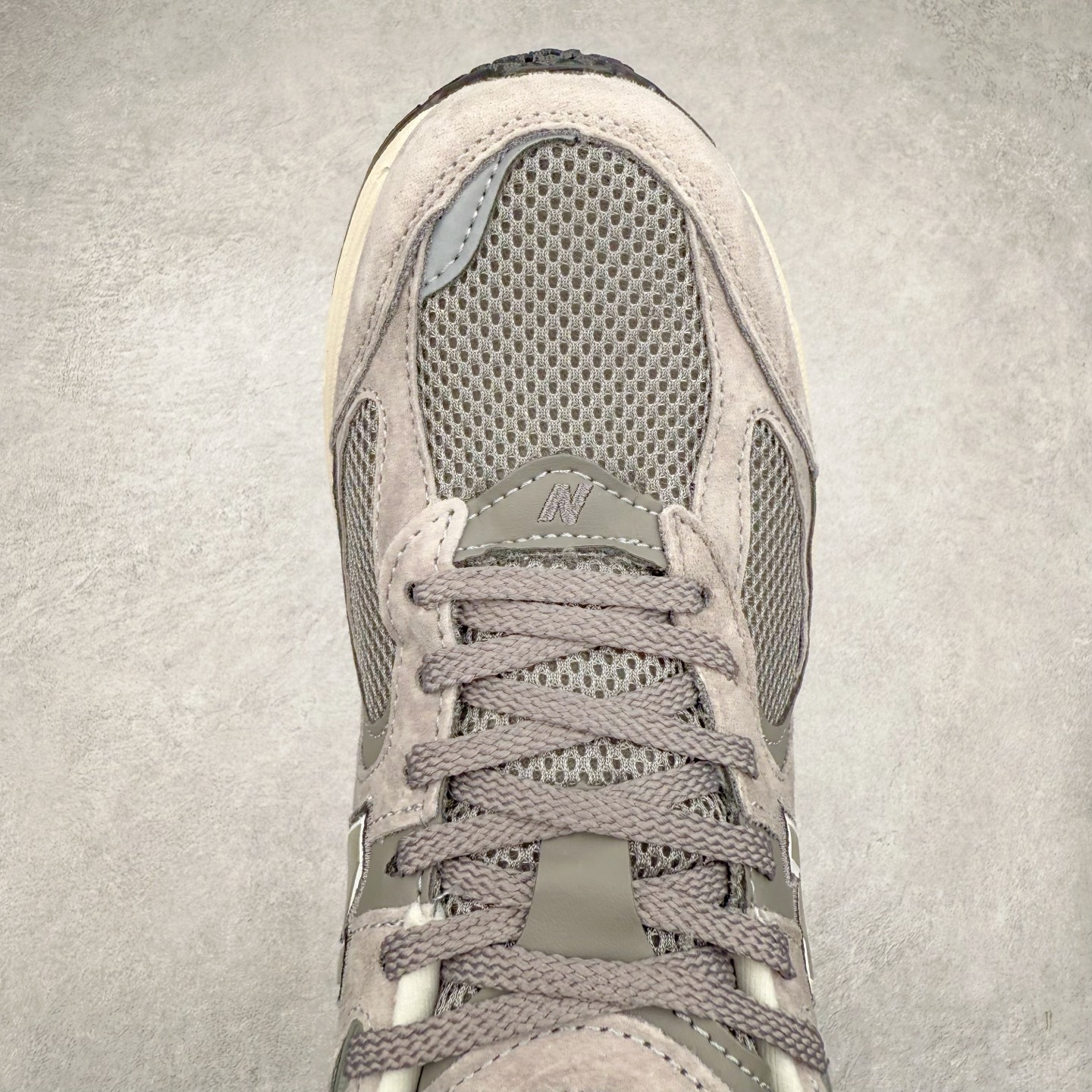 图片[4]-＃特价福利 New Balance NB2002系列 男女休闲慢跑鞋 必备的时髦单品之一 最新出的2002R系列 这款延续了经典科技 升级版N-ERGY缓震物料机能与材质上脚太舒适了 鞋面的柔软麂皮搭配尼龙网布 特别透气而且还复古感 不管是搭配牛仔裤还工装裤都是百搭！小红书众多博主上脚推荐！实拍调校N版已经零色差零失真 百分百还原实物色彩所见即所得 不存在货不对板色差等低级问题 选购参考实物拍摄 不混卖不参货 只用心做好货严格选品 承诺混一赔十 尺码：36 36.5 37 37.5 38 38.5 39.5 40 40.5 41.5 42 42.5 43 44 45-选品中心