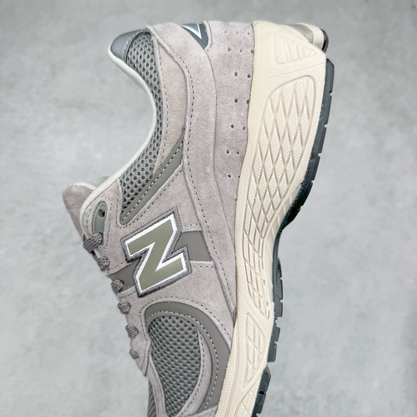 图片[7]-＃特价福利 New Balance NB2002系列 男女休闲慢跑鞋 必备的时髦单品之一 最新出的2002R系列 这款延续了经典科技 升级版N-ERGY缓震物料机能与材质上脚太舒适了 鞋面的柔软麂皮搭配尼龙网布 特别透气而且还复古感 不管是搭配牛仔裤还工装裤都是百搭！小红书众多博主上脚推荐！实拍调校N版已经零色差零失真 百分百还原实物色彩所见即所得 不存在货不对板色差等低级问题 选购参考实物拍摄 不混卖不参货 只用心做好货严格选品 承诺混一赔十 尺码：36 36.5 37 37.5 38 38.5 39.5 40 40.5 41.5 42 42.5 43 44 45-选品中心
