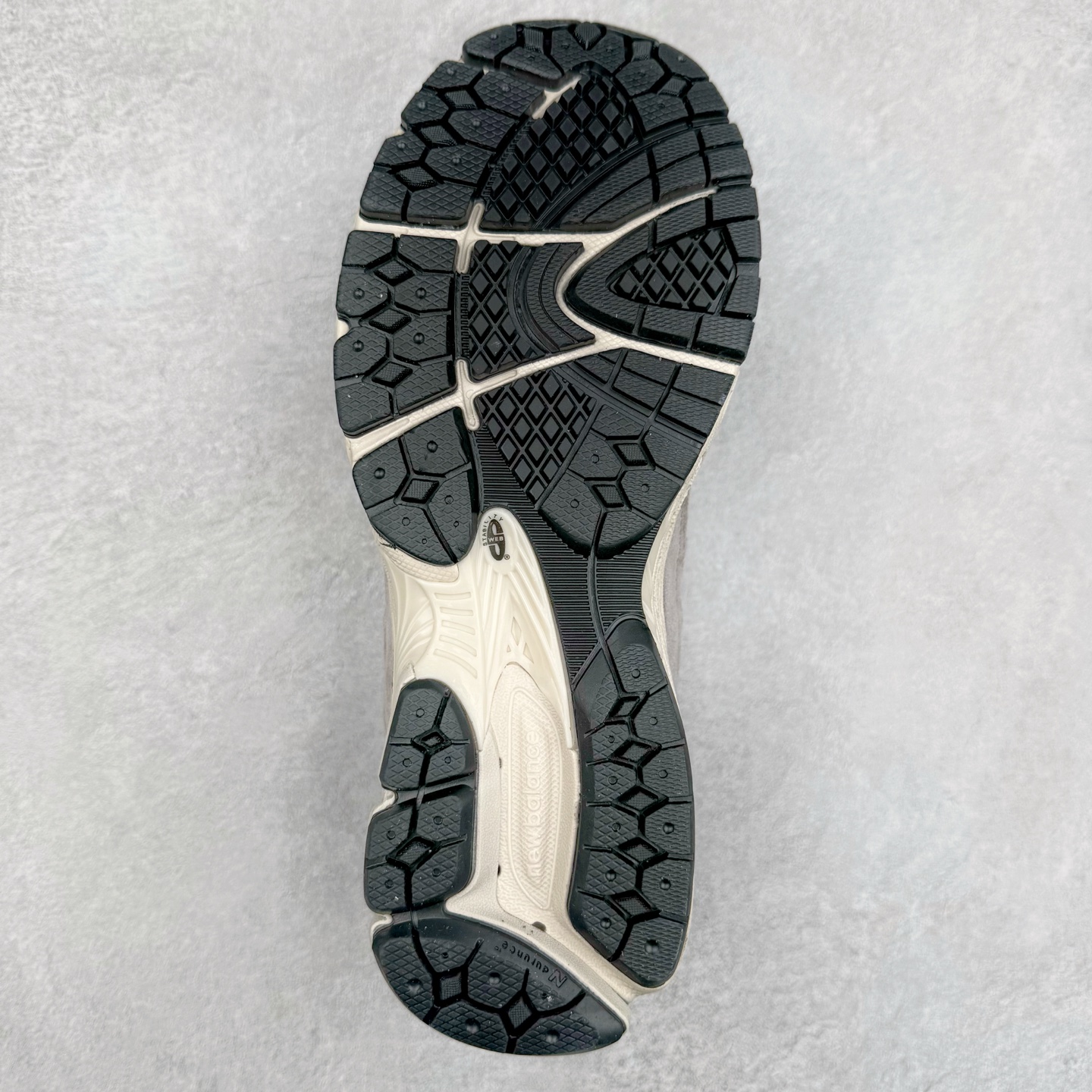 图片[9]-＃特价福利 New Balance NB2002系列 男女休闲慢跑鞋 必备的时髦单品之一 最新出的2002R系列 这款延续了经典科技 升级版N-ERGY缓震物料机能与材质上脚太舒适了 鞋面的柔软麂皮搭配尼龙网布 特别透气而且还复古感 不管是搭配牛仔裤还工装裤都是百搭！小红书众多博主上脚推荐！实拍调校N版已经零色差零失真 百分百还原实物色彩所见即所得 不存在货不对板色差等低级问题 选购参考实物拍摄 不混卖不参货 只用心做好货严格选品 承诺混一赔十 尺码：36 36.5 37 37.5 38 38.5 39.5 40 40.5 41.5 42 42.5 43 44 45-选品中心