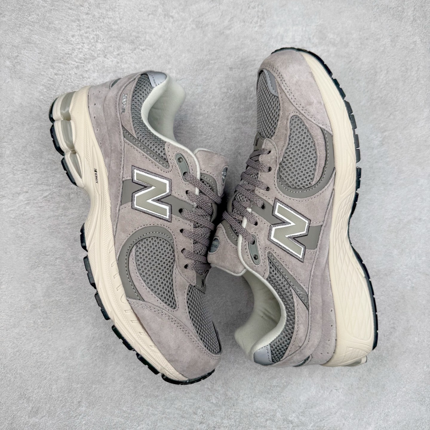 图片[3]-＃特价福利 New Balance NB2002系列 男女休闲慢跑鞋 必备的时髦单品之一 最新出的2002R系列 这款延续了经典科技 升级版N-ERGY缓震物料机能与材质上脚太舒适了 鞋面的柔软麂皮搭配尼龙网布 特别透气而且还复古感 不管是搭配牛仔裤还工装裤都是百搭！小红书众多博主上脚推荐！实拍调校N版已经零色差零失真 百分百还原实物色彩所见即所得 不存在货不对板色差等低级问题 选购参考实物拍摄 不混卖不参货 只用心做好货严格选品 承诺混一赔十 尺码：36 36.5 37 37.5 38 38.5 39.5 40 40.5 41.5 42 42.5 43 44 45-选品中心