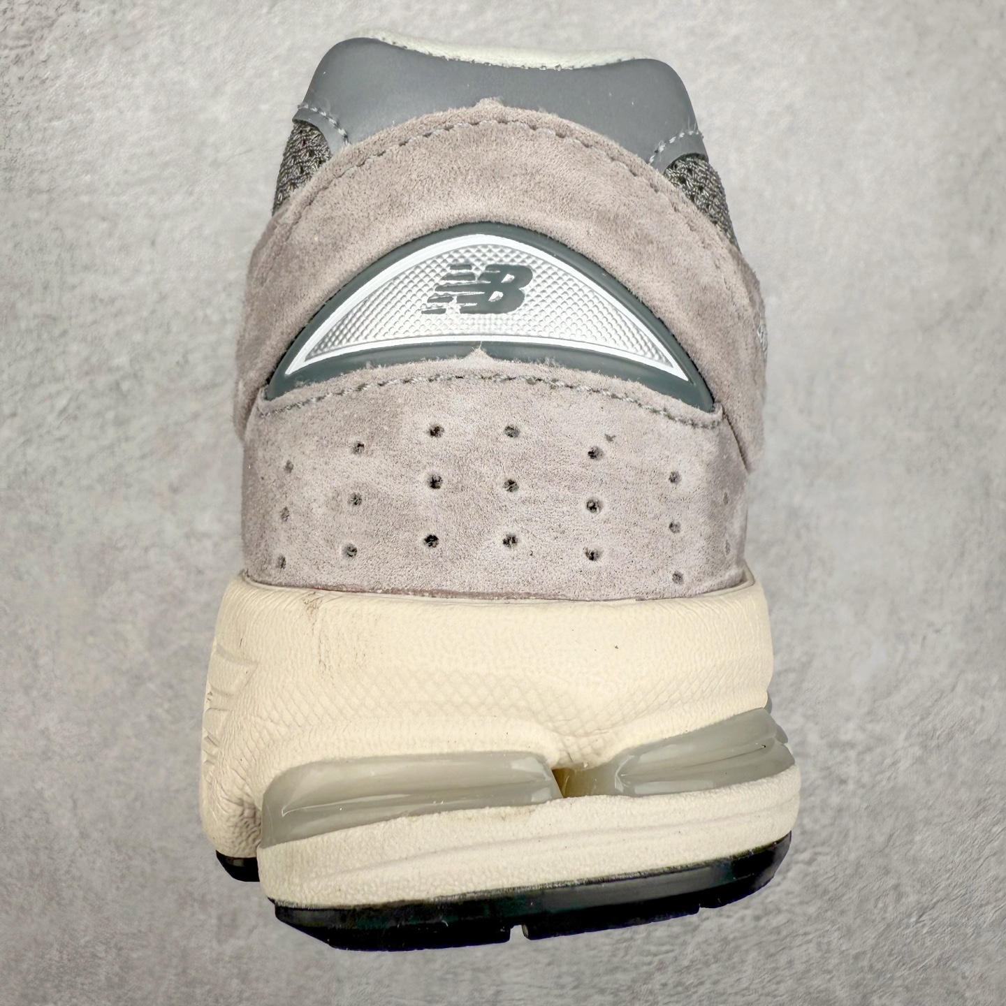 图片[8]-＃特价福利 New Balance NB2002系列 男女休闲慢跑鞋 必备的时髦单品之一 最新出的2002R系列 这款延续了经典科技 升级版N-ERGY缓震物料机能与材质上脚太舒适了 鞋面的柔软麂皮搭配尼龙网布 特别透气而且还复古感 不管是搭配牛仔裤还工装裤都是百搭！小红书众多博主上脚推荐！实拍调校N版已经零色差零失真 百分百还原实物色彩所见即所得 不存在货不对板色差等低级问题 选购参考实物拍摄 不混卖不参货 只用心做好货严格选品 承诺混一赔十 尺码：36 36.5 37 37.5 38 38.5 39.5 40 40.5 41.5 42 42.5 43 44 45-选品中心