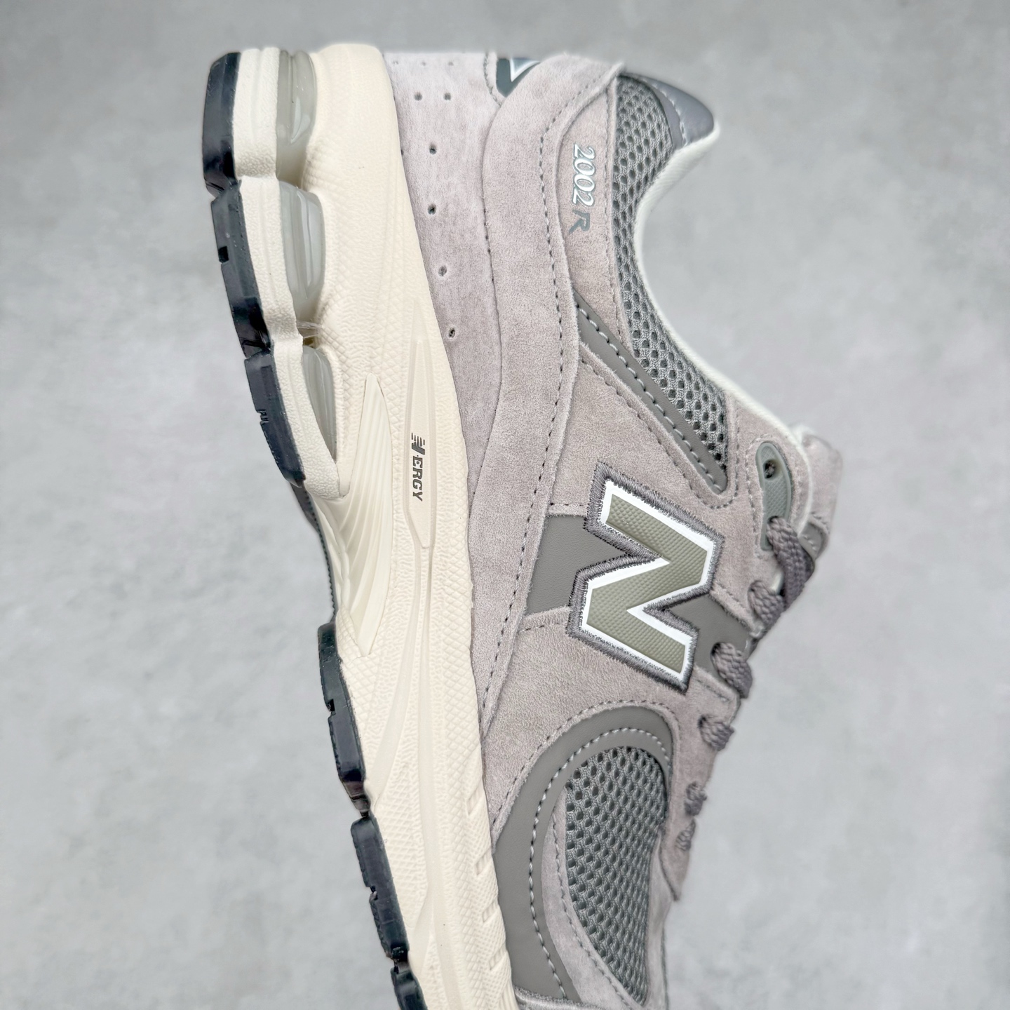 图片[6]-＃特价福利 New Balance NB2002系列 男女休闲慢跑鞋 必备的时髦单品之一 最新出的2002R系列 这款延续了经典科技 升级版N-ERGY缓震物料机能与材质上脚太舒适了 鞋面的柔软麂皮搭配尼龙网布 特别透气而且还复古感 不管是搭配牛仔裤还工装裤都是百搭！小红书众多博主上脚推荐！实拍调校N版已经零色差零失真 百分百还原实物色彩所见即所得 不存在货不对板色差等低级问题 选购参考实物拍摄 不混卖不参货 只用心做好货严格选品 承诺混一赔十 尺码：36 36.5 37 37.5 38 38.5 39.5 40 40.5 41.5 42 42.5 43 44 45-选品中心