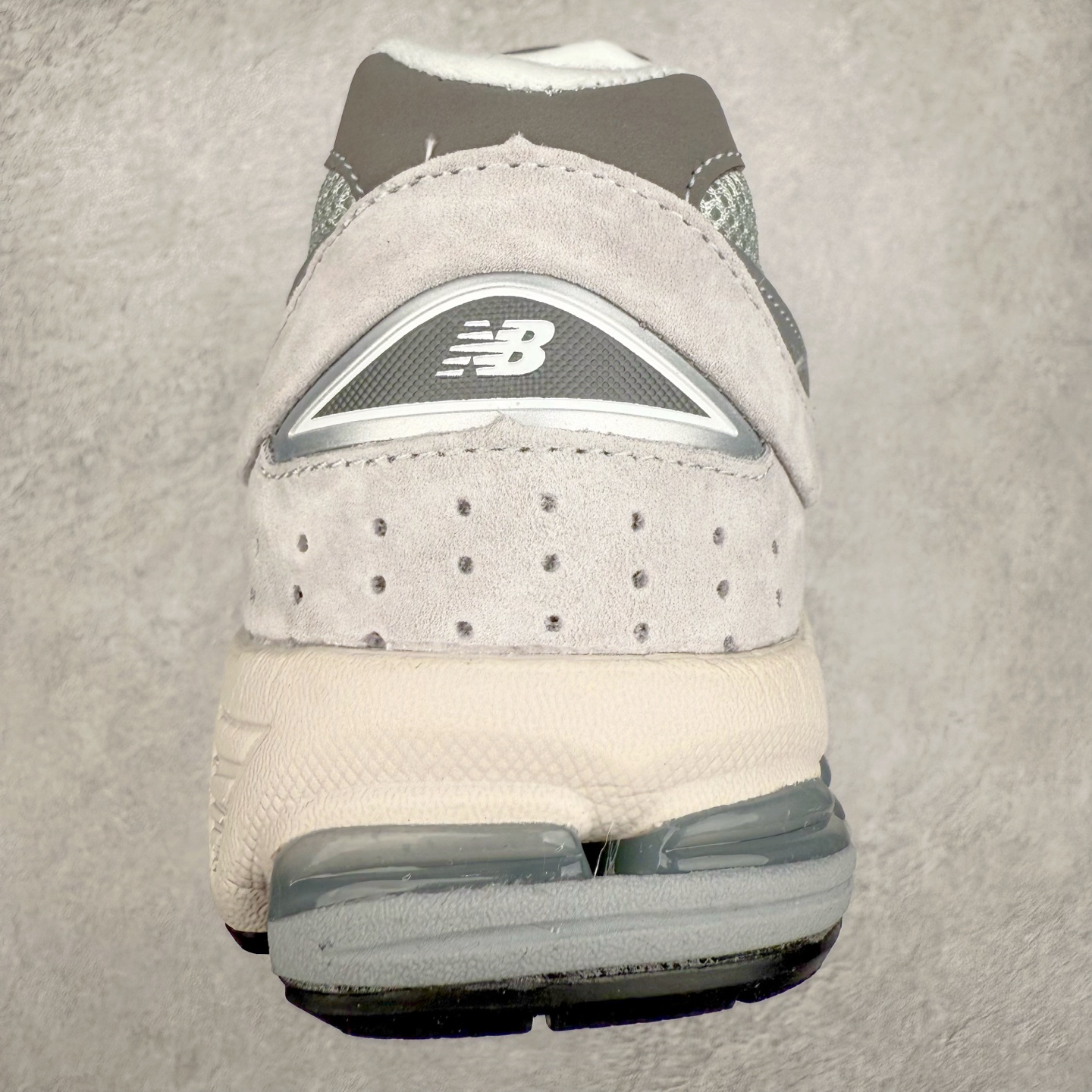 图片[8]-＃特价福利 New Balance NB2002系列 男女休闲慢跑鞋 必备的时髦单品之一 最新出的2002R系列 这款延续了经典科技 升级版N-ERGY缓震物料机能与材质上脚太舒适了 鞋面的柔软麂皮搭配尼龙网布 特别透气而且还复古感 不管是搭配牛仔裤还工装裤都是百搭！小红书众多博主上脚推荐！实拍调校N版已经零色差零失真 百分百还原实物色彩所见即所得 不存在货不对板色差等低级问题 选购参考实物拍摄 不混卖不参货 只用心做好货严格选品 承诺混一赔十 尺码：36 36.5 37 37.5 38 38.5 39.5 40 40.5 41.5 42 42.5 43 44 45-选品中心