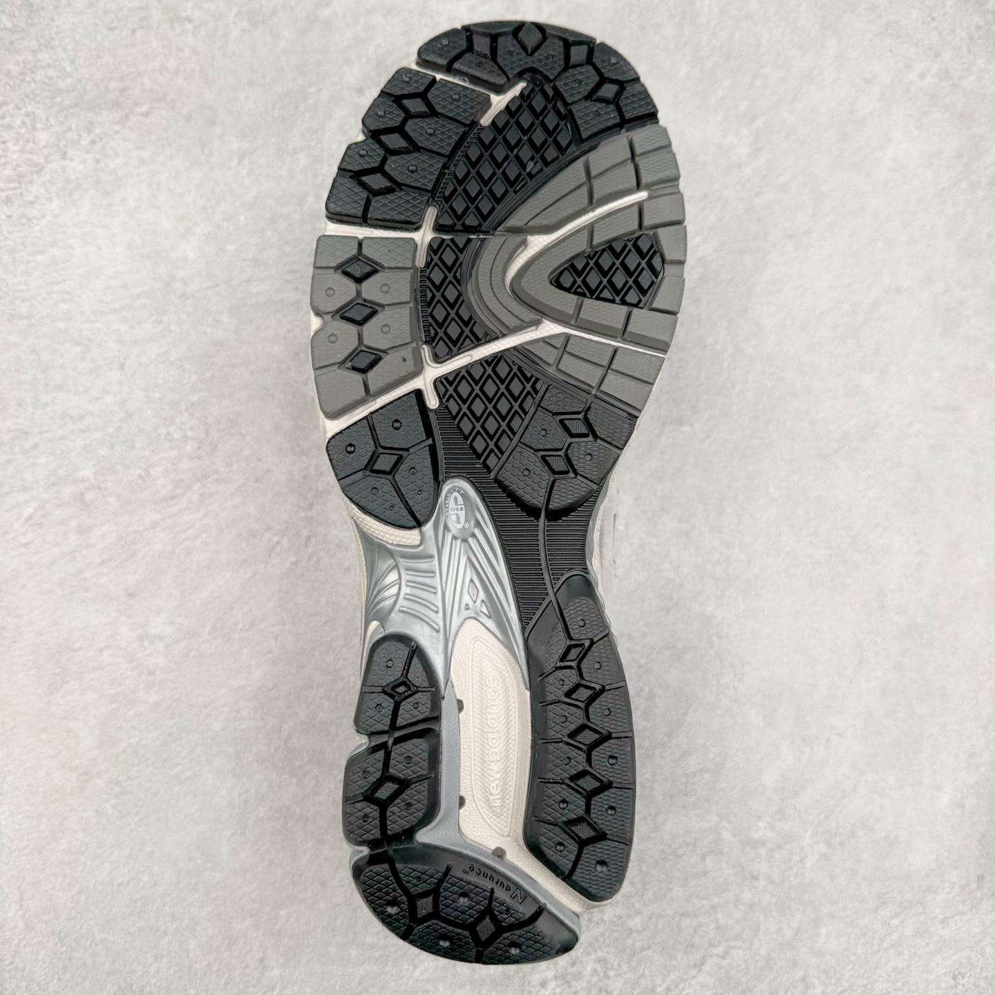 图片[9]-＃特价福利 New Balance NB2002系列 男女休闲慢跑鞋 必备的时髦单品之一 最新出的2002R系列 这款延续了经典科技 升级版N-ERGY缓震物料机能与材质上脚太舒适了 鞋面的柔软麂皮搭配尼龙网布 特别透气而且还复古感 不管是搭配牛仔裤还工装裤都是百搭！小红书众多博主上脚推荐！实拍调校N版已经零色差零失真 百分百还原实物色彩所见即所得 不存在货不对板色差等低级问题 选购参考实物拍摄 不混卖不参货 只用心做好货严格选品 承诺混一赔十 尺码：36 36.5 37 37.5 38 38.5 39.5 40 40.5 41.5 42 42.5 43 44 45-选品中心