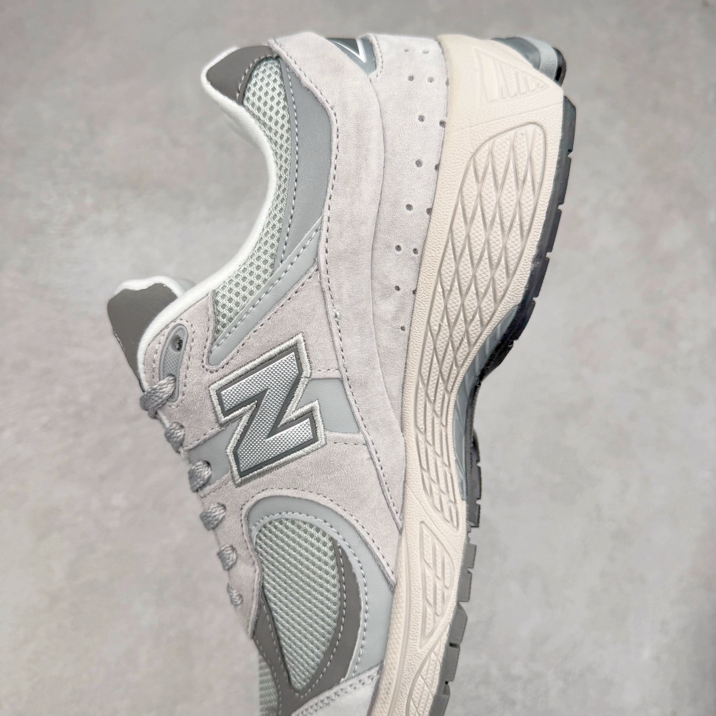 图片[7]-＃特价福利 New Balance NB2002系列 男女休闲慢跑鞋 必备的时髦单品之一 最新出的2002R系列 这款延续了经典科技 升级版N-ERGY缓震物料机能与材质上脚太舒适了 鞋面的柔软麂皮搭配尼龙网布 特别透气而且还复古感 不管是搭配牛仔裤还工装裤都是百搭！小红书众多博主上脚推荐！实拍调校N版已经零色差零失真 百分百还原实物色彩所见即所得 不存在货不对板色差等低级问题 选购参考实物拍摄 不混卖不参货 只用心做好货严格选品 承诺混一赔十 尺码：36 36.5 37 37.5 38 38.5 39.5 40 40.5 41.5 42 42.5 43 44 45-选品中心