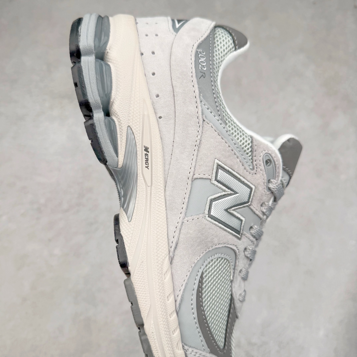 图片[6]-＃特价福利 New Balance NB2002系列 男女休闲慢跑鞋 必备的时髦单品之一 最新出的2002R系列 这款延续了经典科技 升级版N-ERGY缓震物料机能与材质上脚太舒适了 鞋面的柔软麂皮搭配尼龙网布 特别透气而且还复古感 不管是搭配牛仔裤还工装裤都是百搭！小红书众多博主上脚推荐！实拍调校N版已经零色差零失真 百分百还原实物色彩所见即所得 不存在货不对板色差等低级问题 选购参考实物拍摄 不混卖不参货 只用心做好货严格选品 承诺混一赔十 尺码：36 36.5 37 37.5 38 38.5 39.5 40 40.5 41.5 42 42.5 43 44 45-选品中心