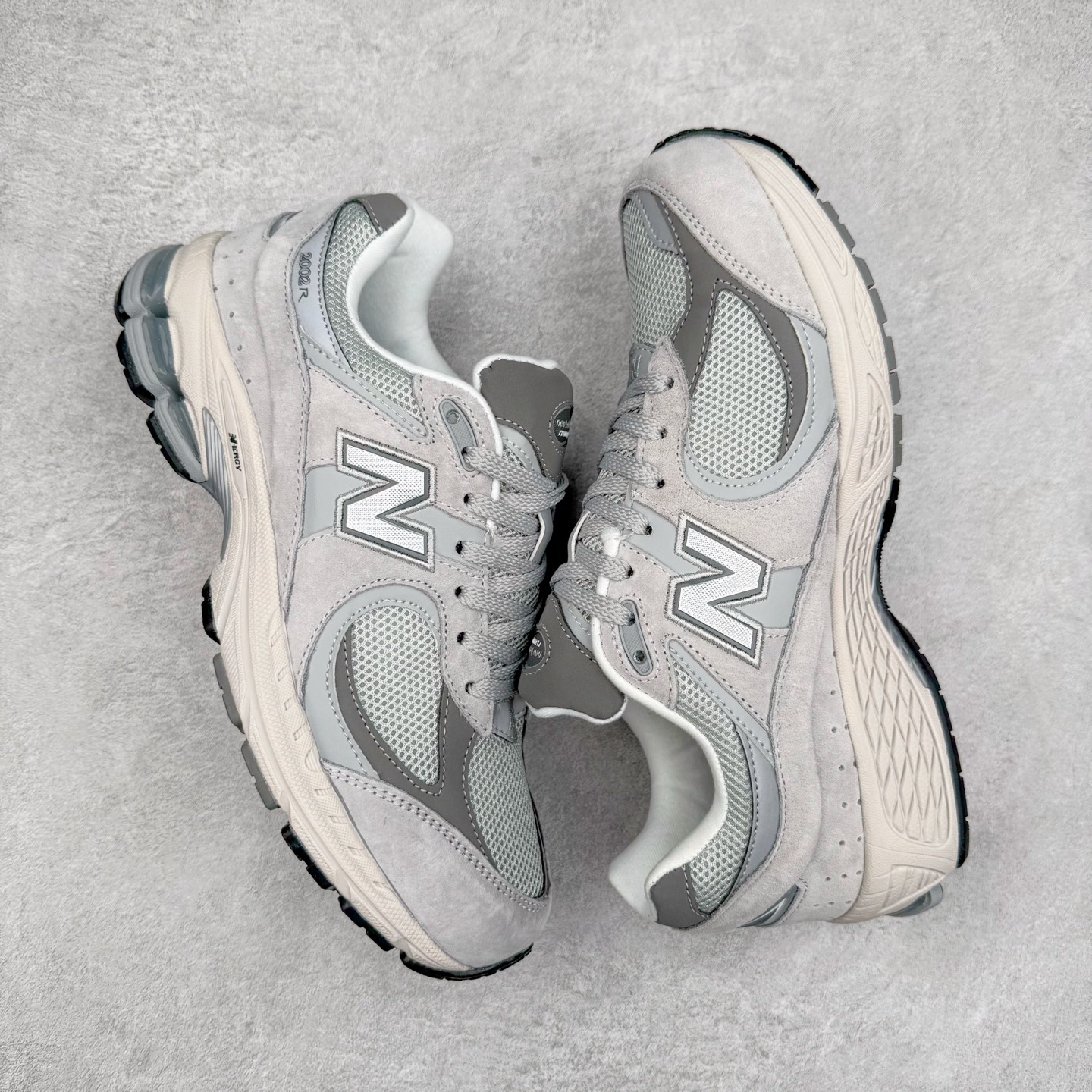 图片[3]-＃特价福利 New Balance NB2002系列 男女休闲慢跑鞋 必备的时髦单品之一 最新出的2002R系列 这款延续了经典科技 升级版N-ERGY缓震物料机能与材质上脚太舒适了 鞋面的柔软麂皮搭配尼龙网布 特别透气而且还复古感 不管是搭配牛仔裤还工装裤都是百搭！小红书众多博主上脚推荐！实拍调校N版已经零色差零失真 百分百还原实物色彩所见即所得 不存在货不对板色差等低级问题 选购参考实物拍摄 不混卖不参货 只用心做好货严格选品 承诺混一赔十 尺码：36 36.5 37 37.5 38 38.5 39.5 40 40.5 41.5 42 42.5 43 44 45-选品中心
