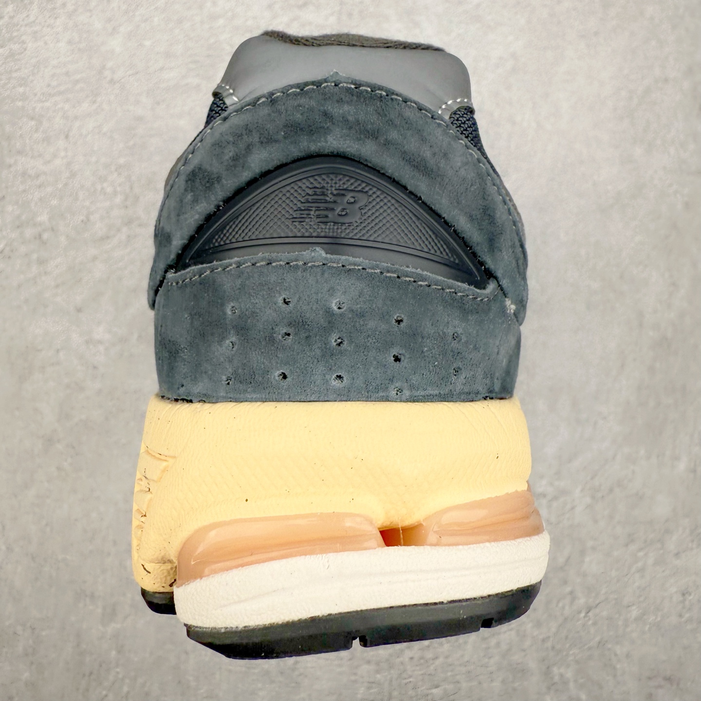 图片[8]-＃特价福利 New Balance NB2002系列 男女休闲慢跑鞋 必备的时髦单品之一 最新出的2002R系列 这款延续了经典科技 升级版N-ERGY缓震物料机能与材质上脚太舒适了 鞋面的柔软麂皮搭配尼龙网布 特别透气而且还复古感 不管是搭配牛仔裤还工装裤都是百搭！小红书众多博主上脚推荐！实拍调校N版已经零色差零失真 百分百还原实物色彩所见即所得 不存在货不对板色差等低级问题 选购参考实物拍摄 不混卖不参货 只用心做好货严格选品 承诺混一赔十 尺码：36 36.5 37 37.5 38 38.5 39.5 40 40.5 41.5 42 42.5 43 44 45-选品中心