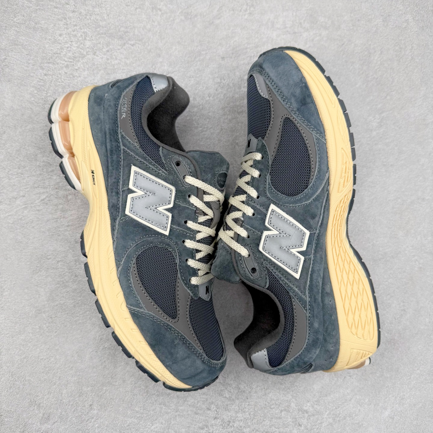 图片[3]-＃特价福利 New Balance NB2002系列 男女休闲慢跑鞋 必备的时髦单品之一 最新出的2002R系列 这款延续了经典科技 升级版N-ERGY缓震物料机能与材质上脚太舒适了 鞋面的柔软麂皮搭配尼龙网布 特别透气而且还复古感 不管是搭配牛仔裤还工装裤都是百搭！小红书众多博主上脚推荐！实拍调校N版已经零色差零失真 百分百还原实物色彩所见即所得 不存在货不对板色差等低级问题 选购参考实物拍摄 不混卖不参货 只用心做好货严格选品 承诺混一赔十 尺码：36 36.5 37 37.5 38 38.5 39.5 40 40.5 41.5 42 42.5 43 44 45-选品中心