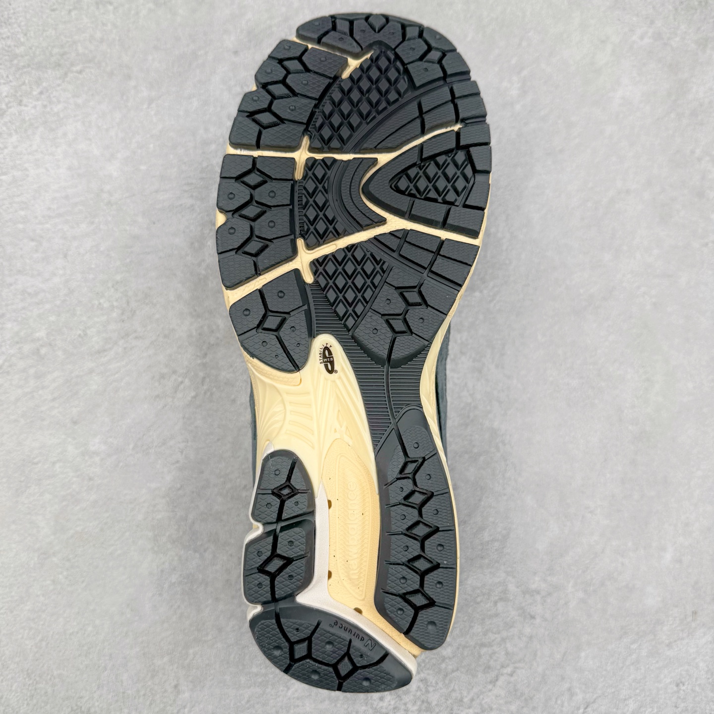 图片[9]-＃特价福利 New Balance NB2002系列 男女休闲慢跑鞋 必备的时髦单品之一 最新出的2002R系列 这款延续了经典科技 升级版N-ERGY缓震物料机能与材质上脚太舒适了 鞋面的柔软麂皮搭配尼龙网布 特别透气而且还复古感 不管是搭配牛仔裤还工装裤都是百搭！小红书众多博主上脚推荐！实拍调校N版已经零色差零失真 百分百还原实物色彩所见即所得 不存在货不对板色差等低级问题 选购参考实物拍摄 不混卖不参货 只用心做好货严格选品 承诺混一赔十 尺码：36 36.5 37 37.5 38 38.5 39.5 40 40.5 41.5 42 42.5 43 44 45-选品中心