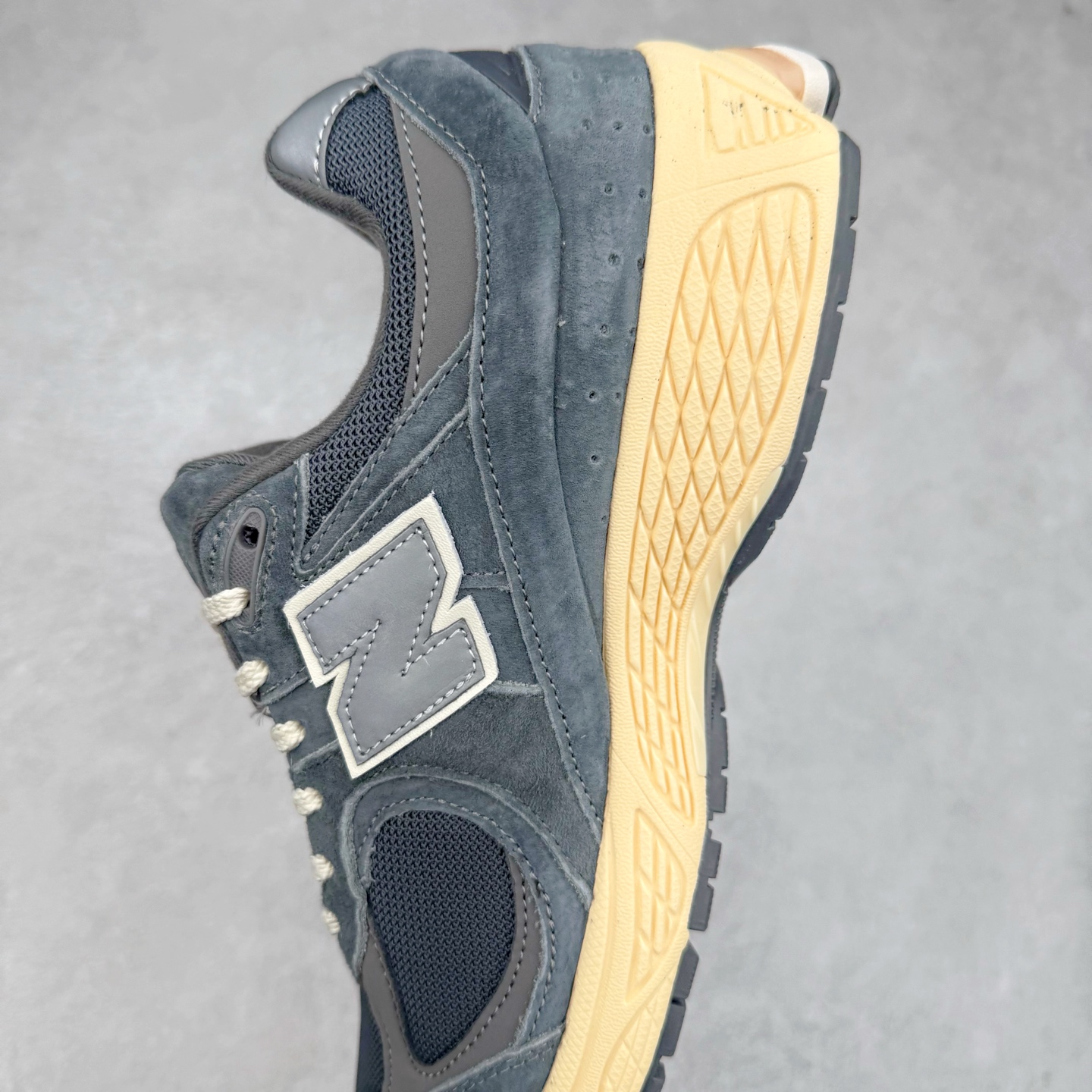 图片[7]-＃特价福利 New Balance NB2002系列 男女休闲慢跑鞋 必备的时髦单品之一 最新出的2002R系列 这款延续了经典科技 升级版N-ERGY缓震物料机能与材质上脚太舒适了 鞋面的柔软麂皮搭配尼龙网布 特别透气而且还复古感 不管是搭配牛仔裤还工装裤都是百搭！小红书众多博主上脚推荐！实拍调校N版已经零色差零失真 百分百还原实物色彩所见即所得 不存在货不对板色差等低级问题 选购参考实物拍摄 不混卖不参货 只用心做好货严格选品 承诺混一赔十 尺码：36 36.5 37 37.5 38 38.5 39.5 40 40.5 41.5 42 42.5 43 44 45-选品中心