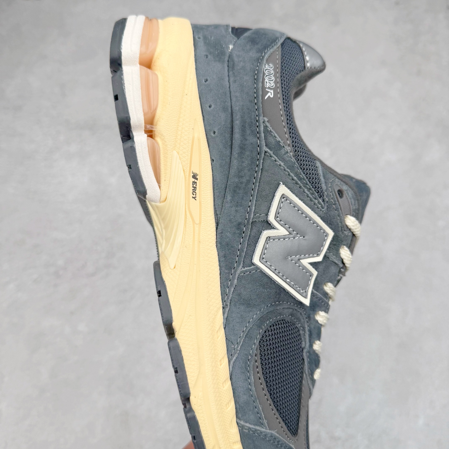 图片[6]-＃特价福利 New Balance NB2002系列 男女休闲慢跑鞋 必备的时髦单品之一 最新出的2002R系列 这款延续了经典科技 升级版N-ERGY缓震物料机能与材质上脚太舒适了 鞋面的柔软麂皮搭配尼龙网布 特别透气而且还复古感 不管是搭配牛仔裤还工装裤都是百搭！小红书众多博主上脚推荐！实拍调校N版已经零色差零失真 百分百还原实物色彩所见即所得 不存在货不对板色差等低级问题 选购参考实物拍摄 不混卖不参货 只用心做好货严格选品 承诺混一赔十 尺码：36 36.5 37 37.5 38 38.5 39.5 40 40.5 41.5 42 42.5 43 44 45-选品中心