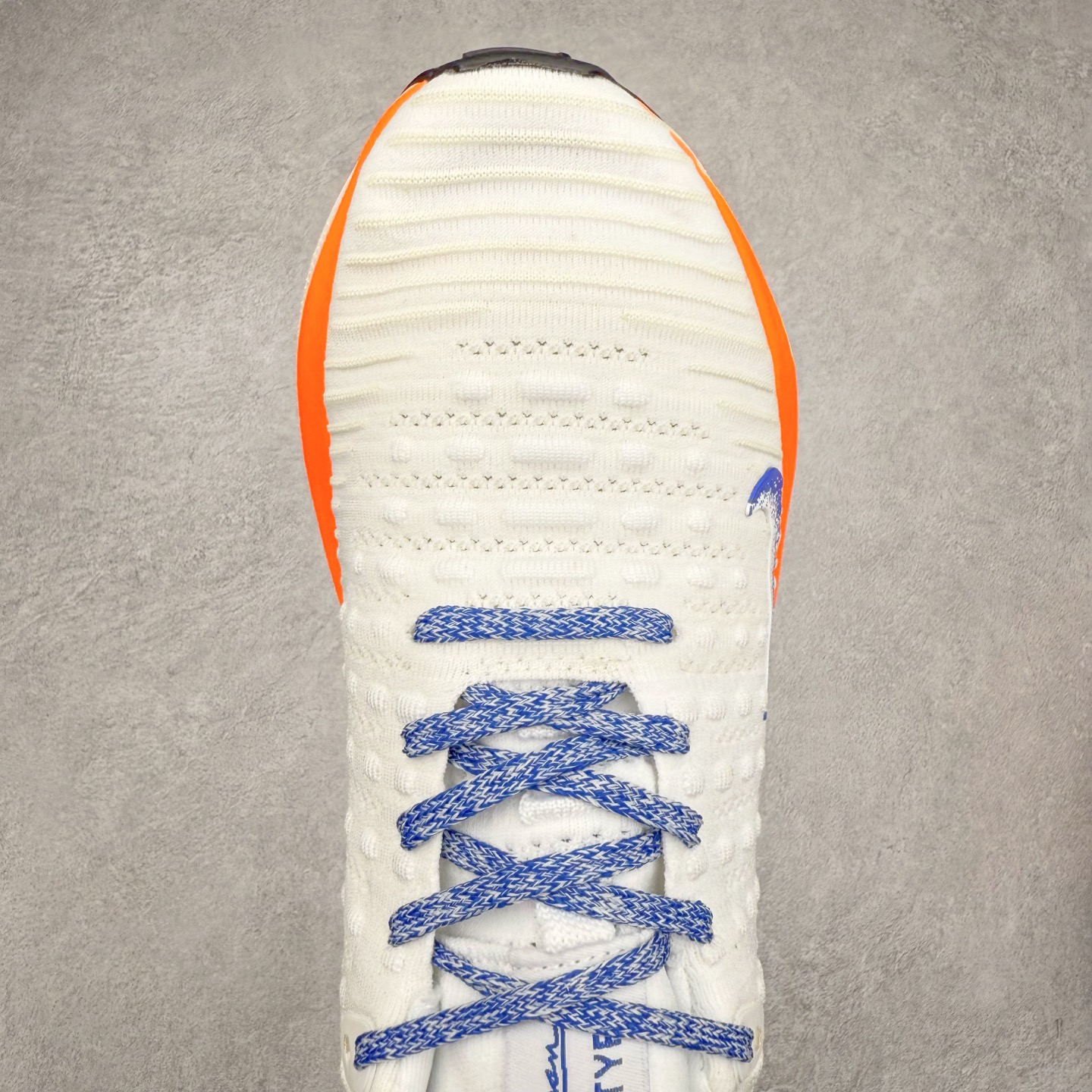 图片[4]-＃福利特价 NK ZoomX Invincible Run Flyknit FK4 不可战胜4代系列轻量飞织低帮休闲运动慢跑鞋 此鞋专为短跑运动员而生 是为 5 至 10 公里距离的赛事和训练打造 整体设计采用流线型的轻质工程网眼材质构成鞋面 并与其他 Running 旗舰鞋款同样搭载全脚掌 ZoomX 缓冲中底 搭配 Pebax 物料与橡胶外底 ZoomX StreakFly 首发配色以Prototype呈现 其灵感是来自开发期间的磨损测试 透过编号的标记与内侧的预期跑步距离突出研发过程 尺码：36 36.5 37.5 38 38.5 39 40 40.5 41 42 42.5 43 44 44.5 45-选品中心