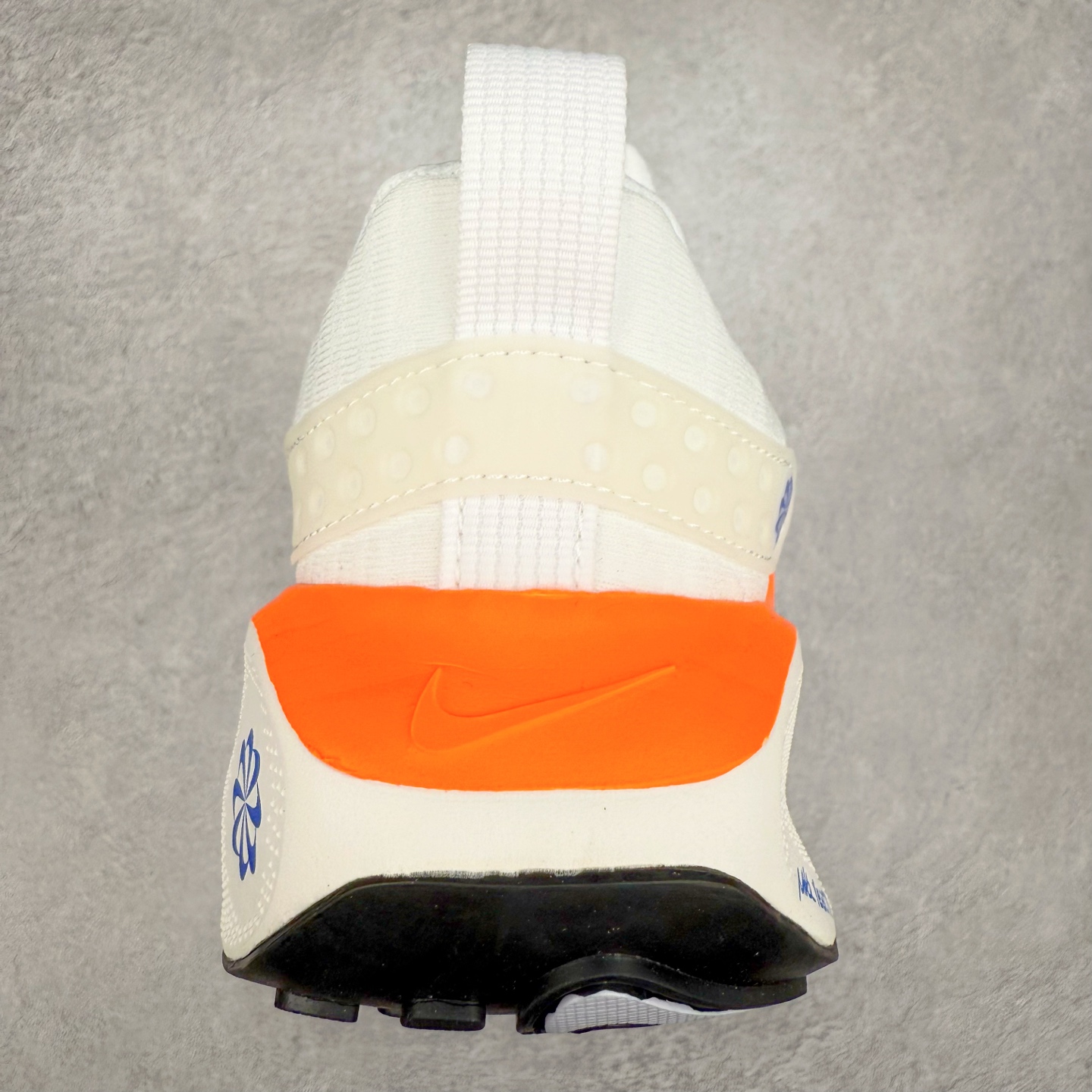 图片[8]-＃福利特价 NK ZoomX Invincible Run Flyknit FK4 不可战胜4代系列轻量飞织低帮休闲运动慢跑鞋 此鞋专为短跑运动员而生 是为 5 至 10 公里距离的赛事和训练打造 整体设计采用流线型的轻质工程网眼材质构成鞋面 并与其他 Running 旗舰鞋款同样搭载全脚掌 ZoomX 缓冲中底 搭配 Pebax 物料与橡胶外底 ZoomX StreakFly 首发配色以Prototype呈现 其灵感是来自开发期间的磨损测试 透过编号的标记与内侧的预期跑步距离突出研发过程 尺码：36 36.5 37.5 38 38.5 39 40 40.5 41 42 42.5 43 44 44.5 45-选品中心