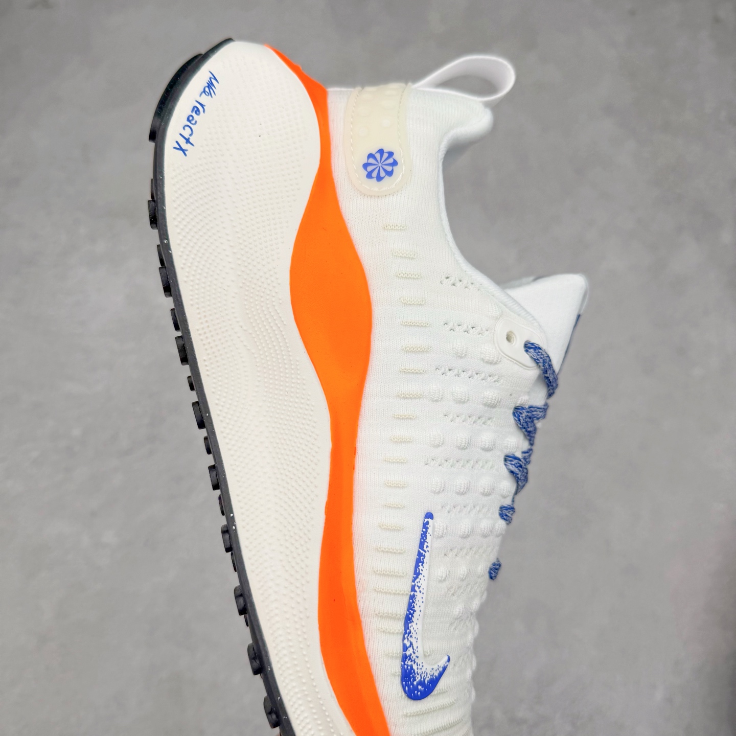 图片[6]-＃福利特价 NK ZoomX Invincible Run Flyknit FK4 不可战胜4代系列轻量飞织低帮休闲运动慢跑鞋 此鞋专为短跑运动员而生 是为 5 至 10 公里距离的赛事和训练打造 整体设计采用流线型的轻质工程网眼材质构成鞋面 并与其他 Running 旗舰鞋款同样搭载全脚掌 ZoomX 缓冲中底 搭配 Pebax 物料与橡胶外底 ZoomX StreakFly 首发配色以Prototype呈现 其灵感是来自开发期间的磨损测试 透过编号的标记与内侧的预期跑步距离突出研发过程 尺码：36 36.5 37.5 38 38.5 39 40 40.5 41 42 42.5 43 44 44.5 45-选品中心