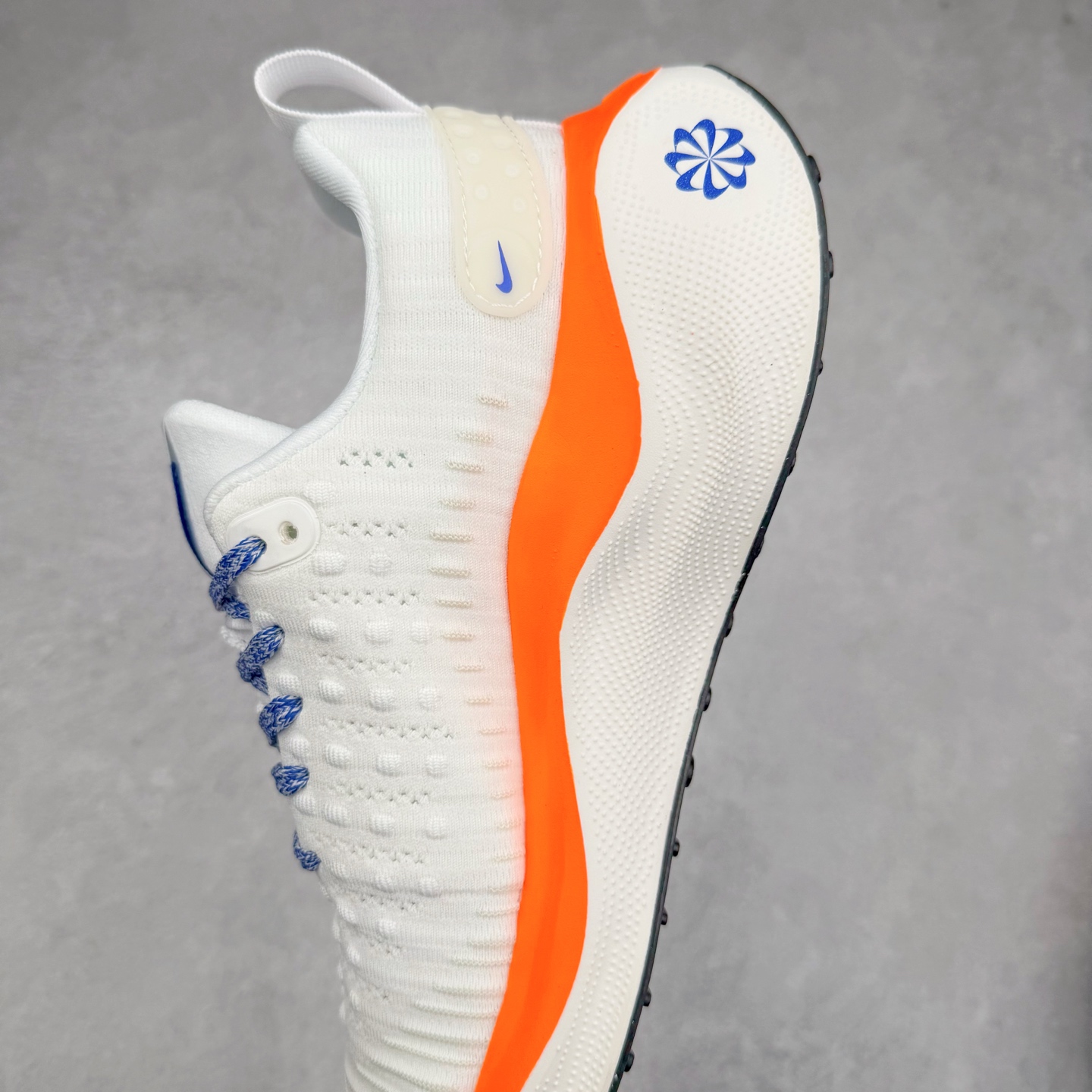 图片[7]-＃福利特价 NK ZoomX Invincible Run Flyknit FK4 不可战胜4代系列轻量飞织低帮休闲运动慢跑鞋 此鞋专为短跑运动员而生 是为 5 至 10 公里距离的赛事和训练打造 整体设计采用流线型的轻质工程网眼材质构成鞋面 并与其他 Running 旗舰鞋款同样搭载全脚掌 ZoomX 缓冲中底 搭配 Pebax 物料与橡胶外底 ZoomX StreakFly 首发配色以Prototype呈现 其灵感是来自开发期间的磨损测试 透过编号的标记与内侧的预期跑步距离突出研发过程 尺码：36 36.5 37.5 38 38.5 39 40 40.5 41 42 42.5 43 44 44.5 45-选品中心