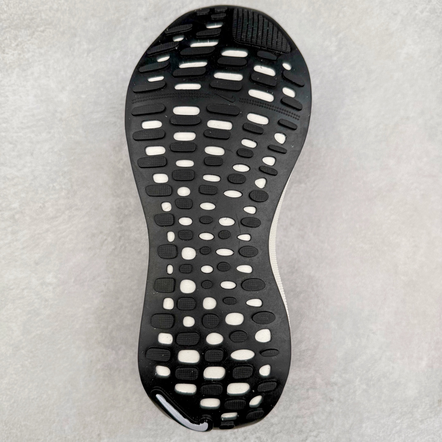 图片[9]-＃福利特价 NK ZoomX Invincible Run Flyknit FK4 不可战胜4代系列轻量飞织低帮休闲运动慢跑鞋 此鞋专为短跑运动员而生 是为 5 至 10 公里距离的赛事和训练打造 整体设计采用流线型的轻质工程网眼材质构成鞋面 并与其他 Running 旗舰鞋款同样搭载全脚掌 ZoomX 缓冲中底 搭配 Pebax 物料与橡胶外底 ZoomX StreakFly 首发配色以Prototype呈现 其灵感是来自开发期间的磨损测试 透过编号的标记与内侧的预期跑步距离突出研发过程 尺码：36 36.5 37.5 38 38.5 39 40 40.5 41 42 42.5 43 44 44.5 45-选品中心