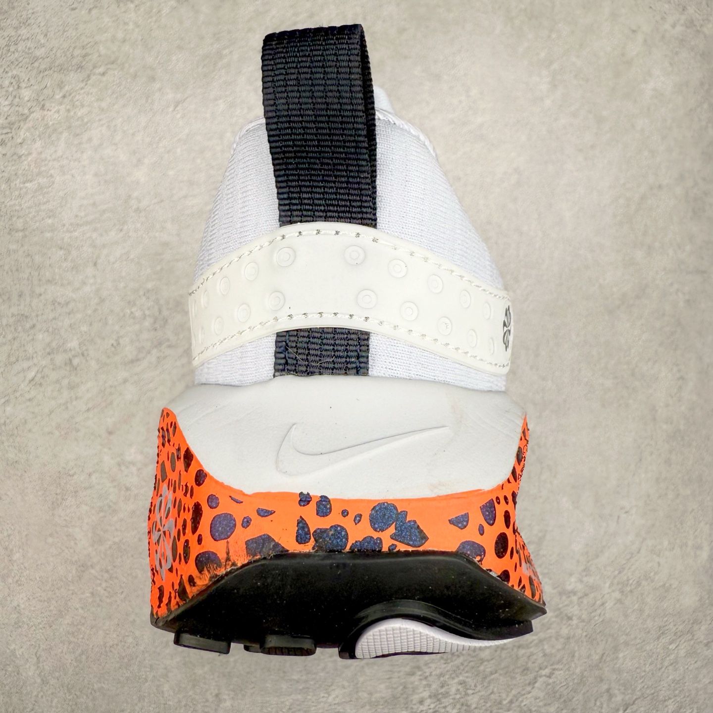 图片[8]-＃福利特价 NK ZoomX Invincible Run Flyknit FK4 不可战胜4代系列轻量飞织低帮休闲运动慢跑鞋 此鞋专为短跑运动员而生 是为 5 至 10 公里距离的赛事和训练打造 整体设计采用流线型的轻质工程网眼材质构成鞋面 并与其他 Running 旗舰鞋款同样搭载全脚掌 ZoomX 缓冲中底 搭配 Pebax 物料与橡胶外底 ZoomX StreakFly 首发配色以Prototype呈现 其灵感是来自开发期间的磨损测试 透过编号的标记与内侧的预期跑步距离突出研发过程 尺码：36 36.5 37.5 38 38.5 39 40 40.5 41 42 42.5 43 44 44.5 45-选品中心