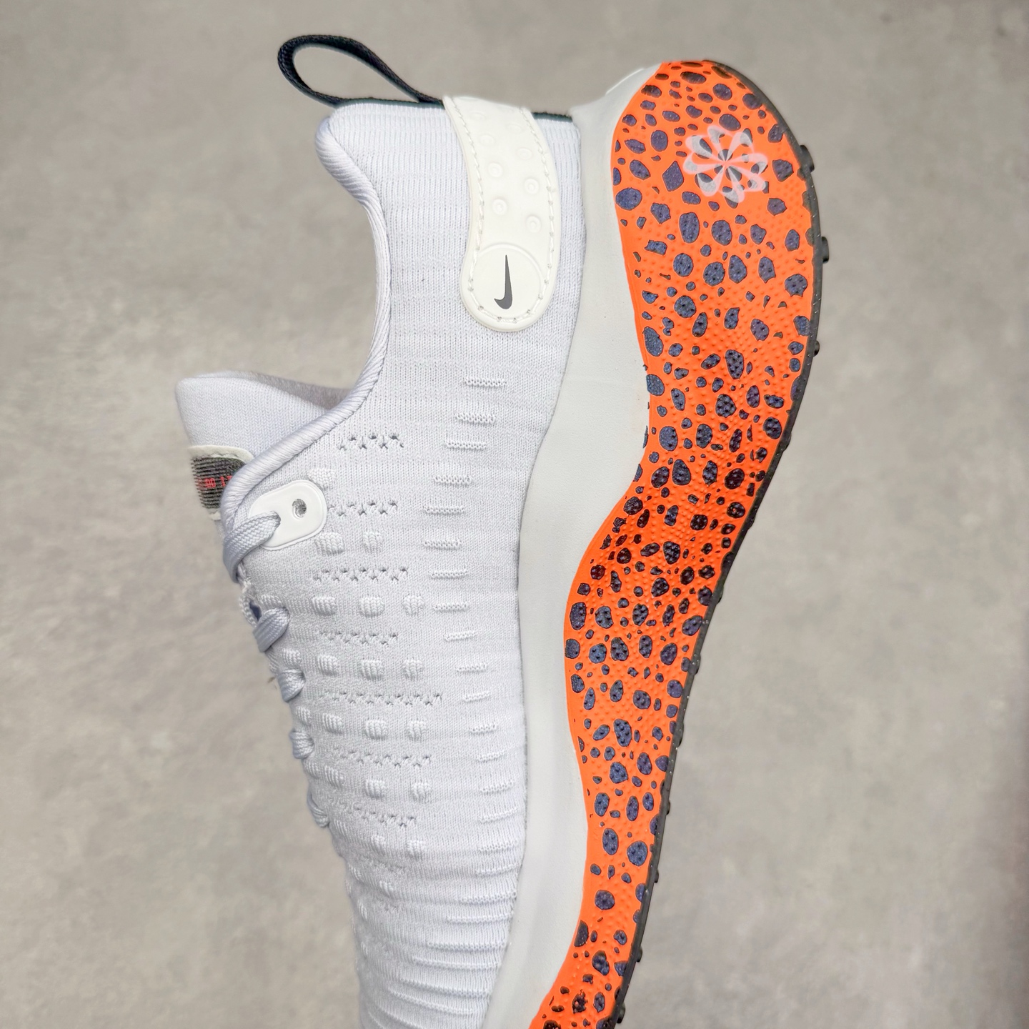 图片[7]-＃福利特价 NK ZoomX Invincible Run Flyknit FK4 不可战胜4代系列轻量飞织低帮休闲运动慢跑鞋 此鞋专为短跑运动员而生 是为 5 至 10 公里距离的赛事和训练打造 整体设计采用流线型的轻质工程网眼材质构成鞋面 并与其他 Running 旗舰鞋款同样搭载全脚掌 ZoomX 缓冲中底 搭配 Pebax 物料与橡胶外底 ZoomX StreakFly 首发配色以Prototype呈现 其灵感是来自开发期间的磨损测试 透过编号的标记与内侧的预期跑步距离突出研发过程 尺码：36 36.5 37.5 38 38.5 39 40 40.5 41 42 42.5 43 44 44.5 45-选品中心