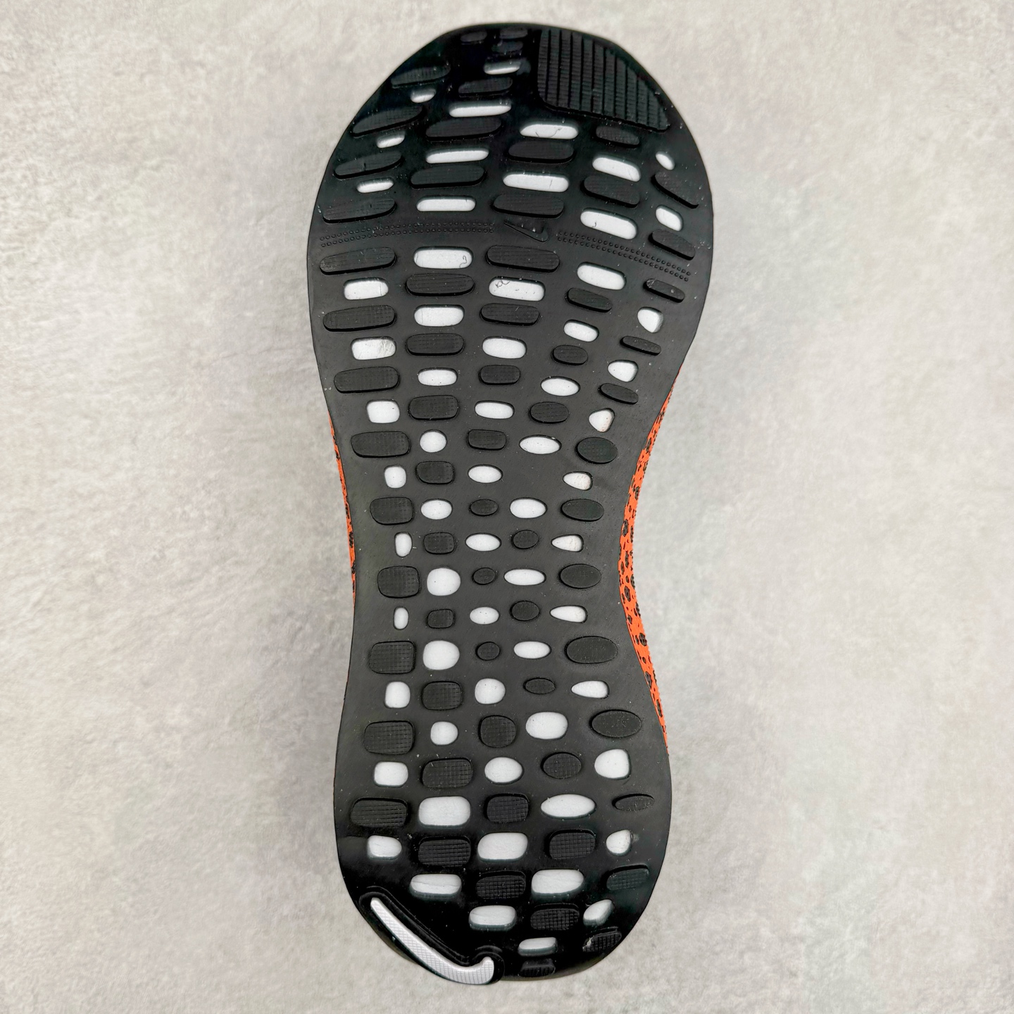 图片[9]-＃福利特价 NK ZoomX Invincible Run Flyknit FK4 不可战胜4代系列轻量飞织低帮休闲运动慢跑鞋 此鞋专为短跑运动员而生 是为 5 至 10 公里距离的赛事和训练打造 整体设计采用流线型的轻质工程网眼材质构成鞋面 并与其他 Running 旗舰鞋款同样搭载全脚掌 ZoomX 缓冲中底 搭配 Pebax 物料与橡胶外底 ZoomX StreakFly 首发配色以Prototype呈现 其灵感是来自开发期间的磨损测试 透过编号的标记与内侧的预期跑步距离突出研发过程 尺码：36 36.5 37.5 38 38.5 39 40 40.5 41 42 42.5 43 44 44.5 45-选品中心