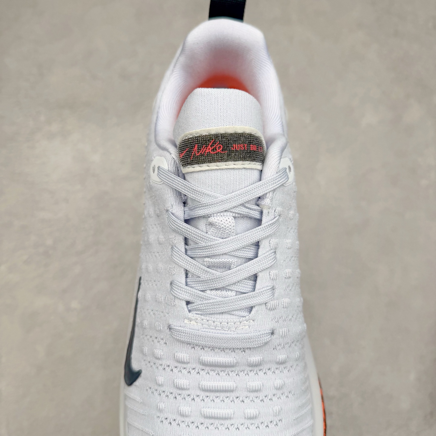 图片[5]-＃福利特价 NK ZoomX Invincible Run Flyknit FK4 不可战胜4代系列轻量飞织低帮休闲运动慢跑鞋 此鞋专为短跑运动员而生 是为 5 至 10 公里距离的赛事和训练打造 整体设计采用流线型的轻质工程网眼材质构成鞋面 并与其他 Running 旗舰鞋款同样搭载全脚掌 ZoomX 缓冲中底 搭配 Pebax 物料与橡胶外底 ZoomX StreakFly 首发配色以Prototype呈现 其灵感是来自开发期间的磨损测试 透过编号的标记与内侧的预期跑步距离突出研发过程 尺码：36 36.5 37.5 38 38.5 39 40 40.5 41 42 42.5 43 44 44.5 45-选品中心