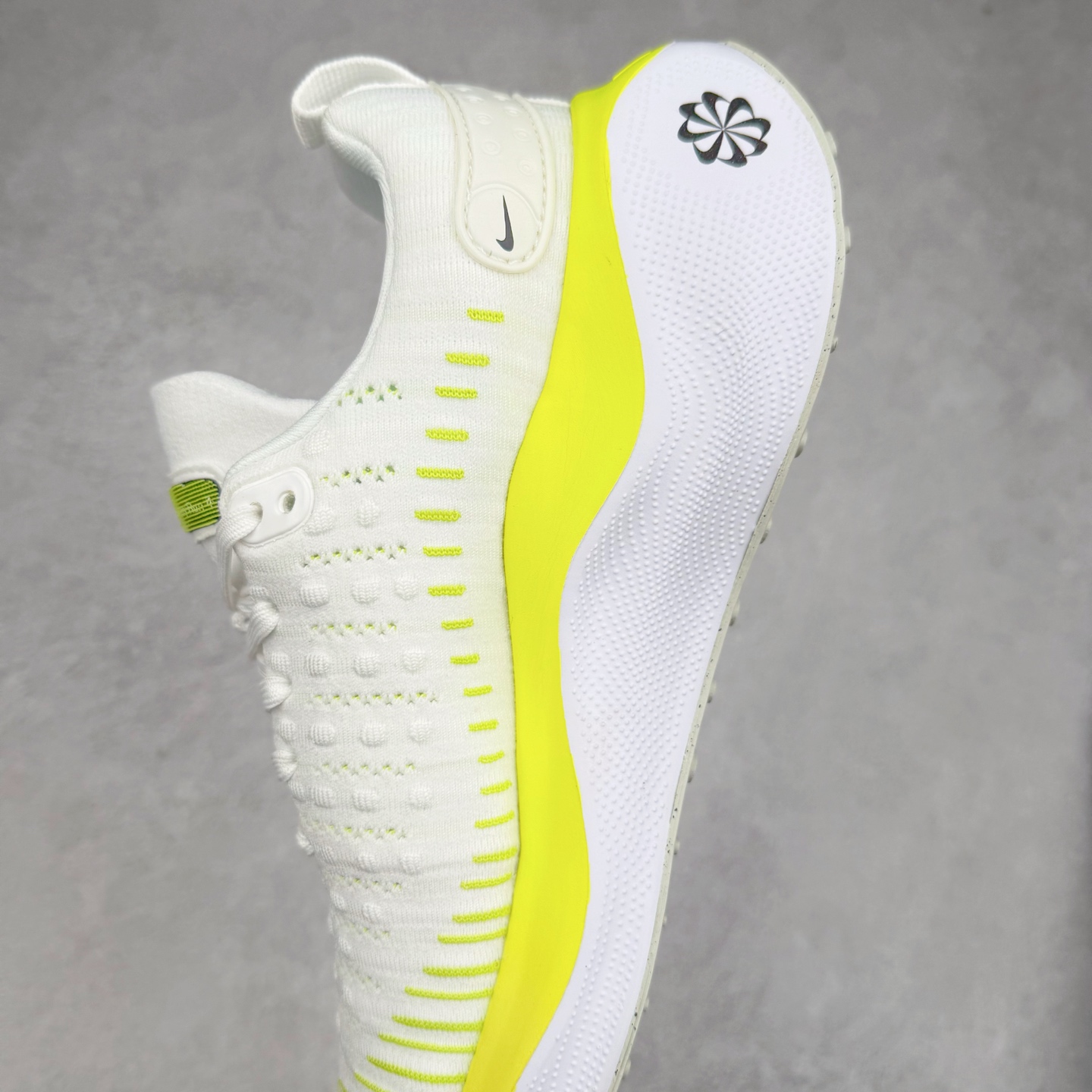 图片[7]-＃福利特价 NK ZoomX Invincible Run Flyknit FK4 不可战胜4代系列轻量飞织低帮休闲运动慢跑鞋 此鞋专为短跑运动员而生 是为 5 至 10 公里距离的赛事和训练打造 整体设计采用流线型的轻质工程网眼材质构成鞋面 并与其他 Running 旗舰鞋款同样搭载全脚掌 ZoomX 缓冲中底 搭配 Pebax 物料与橡胶外底 ZoomX StreakFly 首发配色以Prototype呈现 其灵感是来自开发期间的磨损测试 透过编号的标记与内侧的预期跑步距离突出研发过程 尺码：36 36.5 37.5 38 38.5 39 40 40.5 41 42 42.5 43 44 44.5 45-选品中心